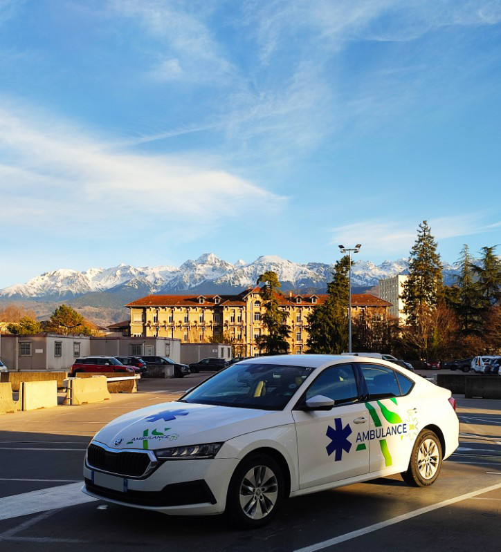 Un VSL devant des montagnes avec de la neige