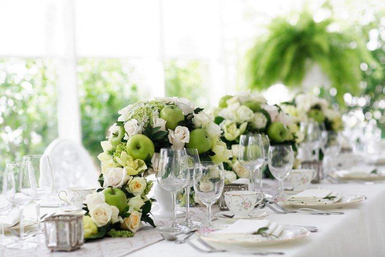 deco-mariage-table-roses-blanches-pommes.jpg