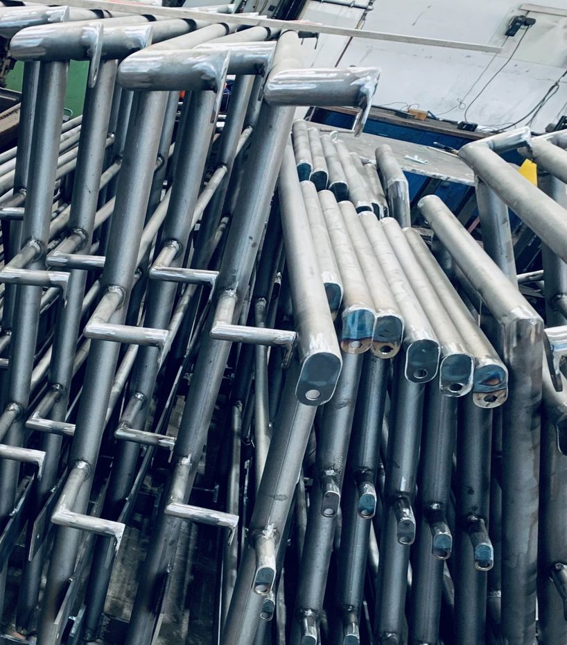 Metallgitter aneinander gelehnt