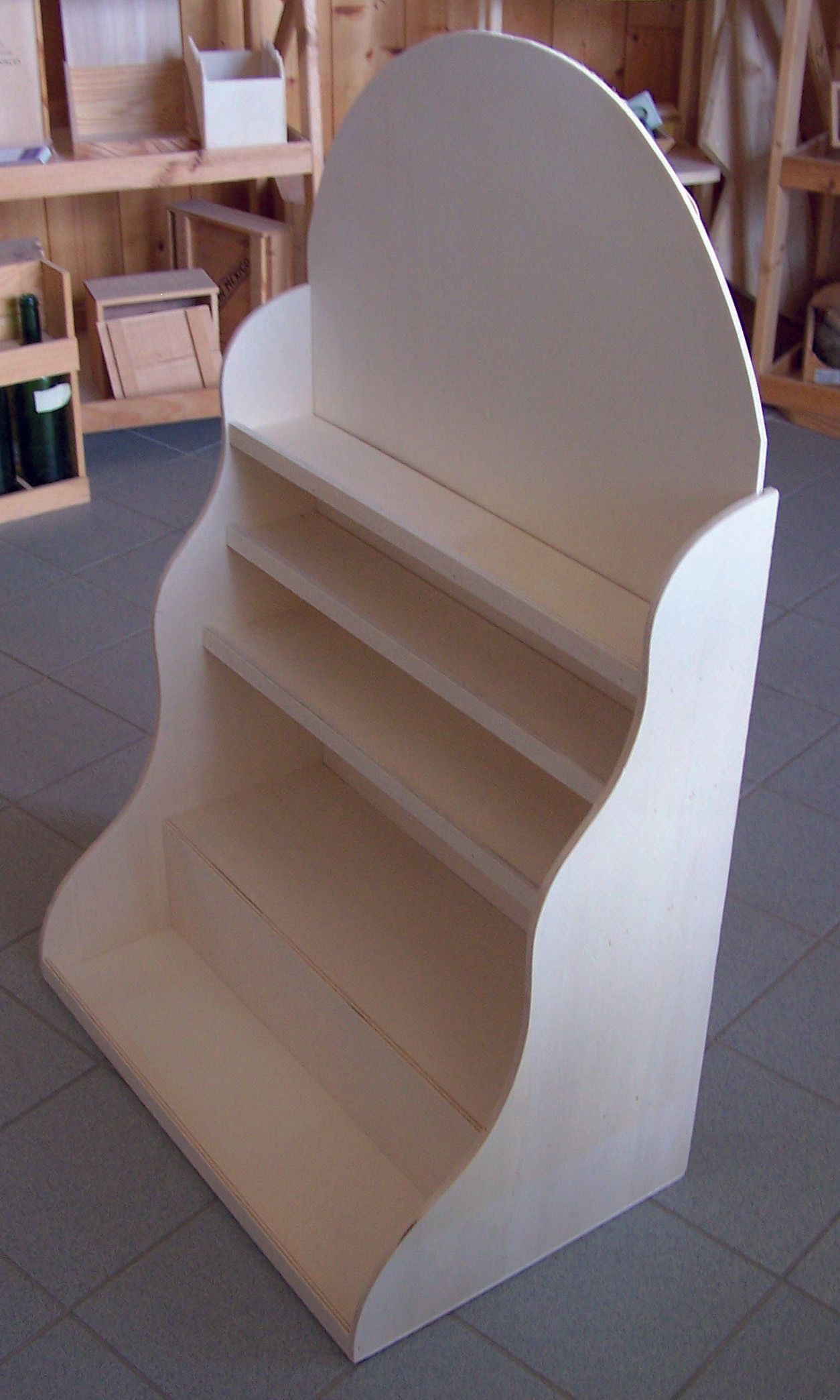 Photo d'un meuble en bois avec des formes arrondies