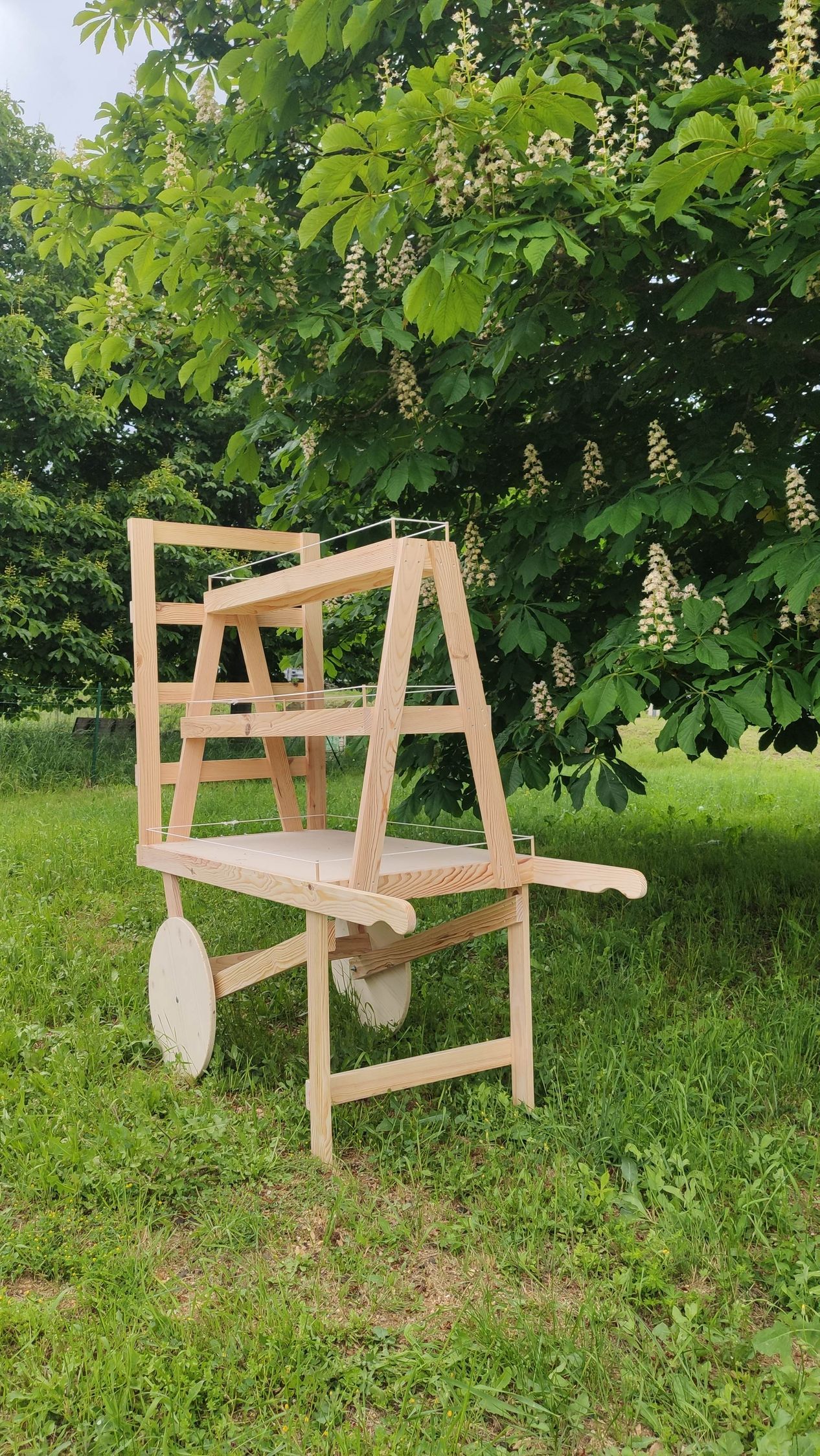 Photo d'un présentoir en bois avec deux roues