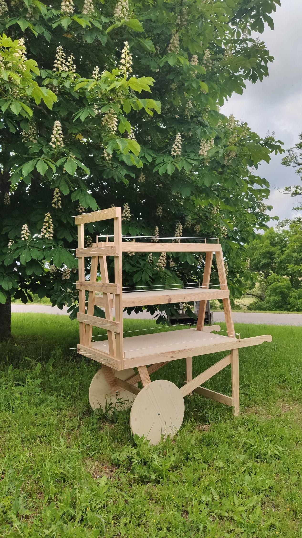 Photo d'un présentoir mobile dans l'herbe