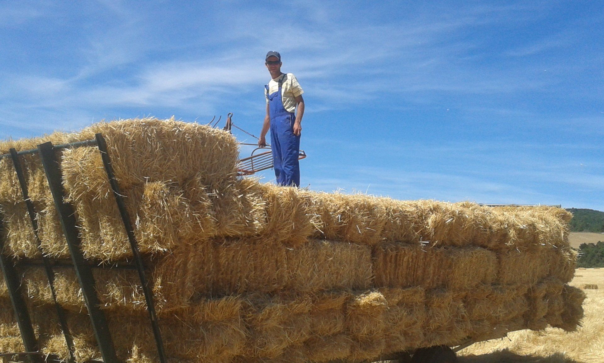 Photo d'un homme sur des bottes de foin
