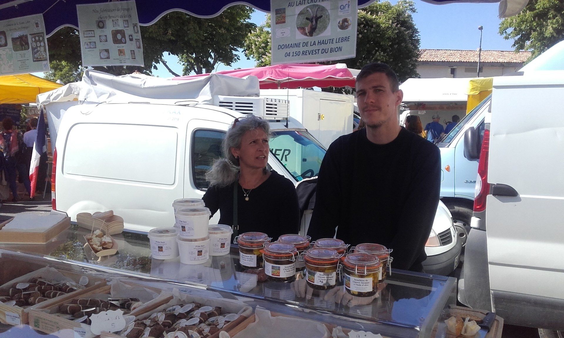Photo d'un homme et d'une femme sur un étal de fromage