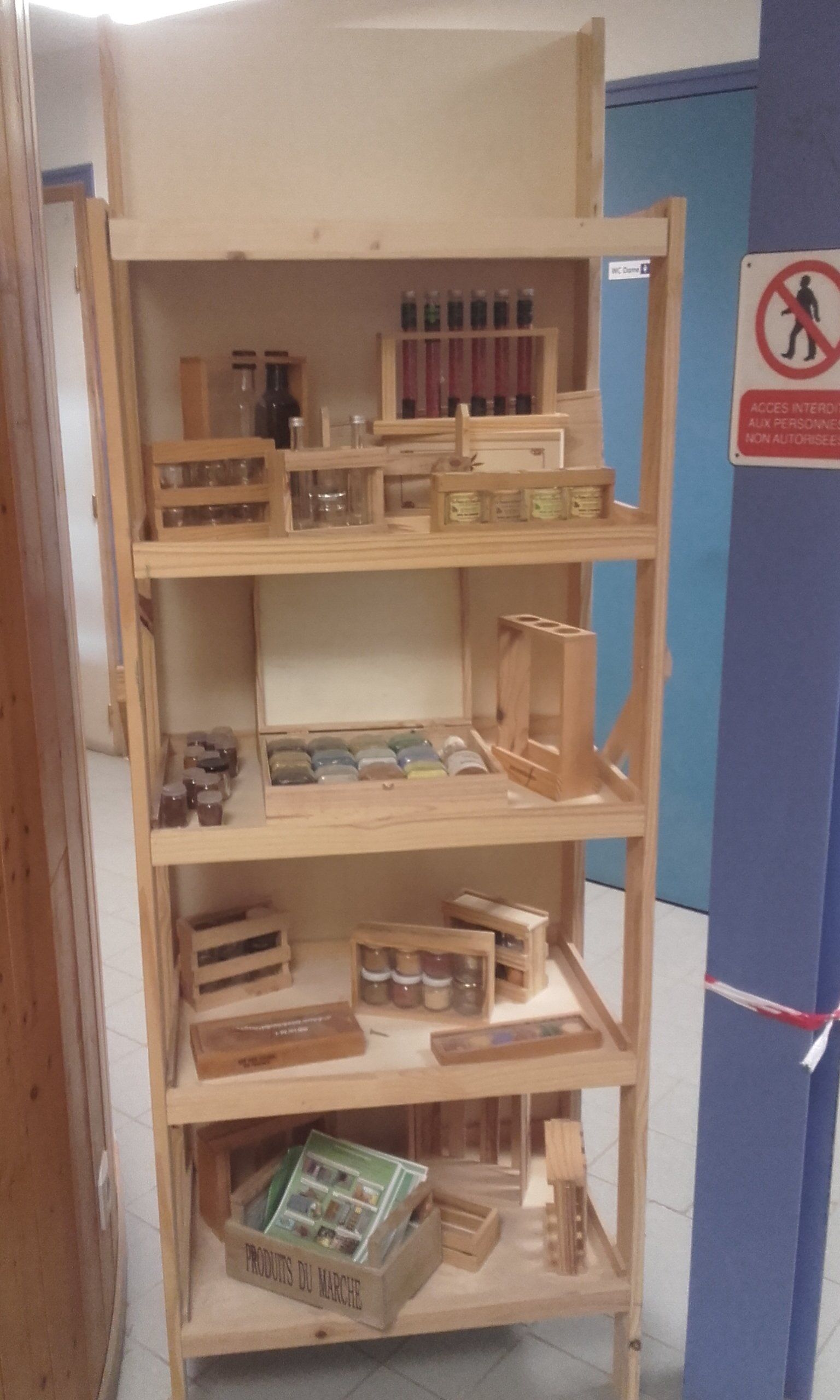 Photo d'un meuble en bois à 4 étages