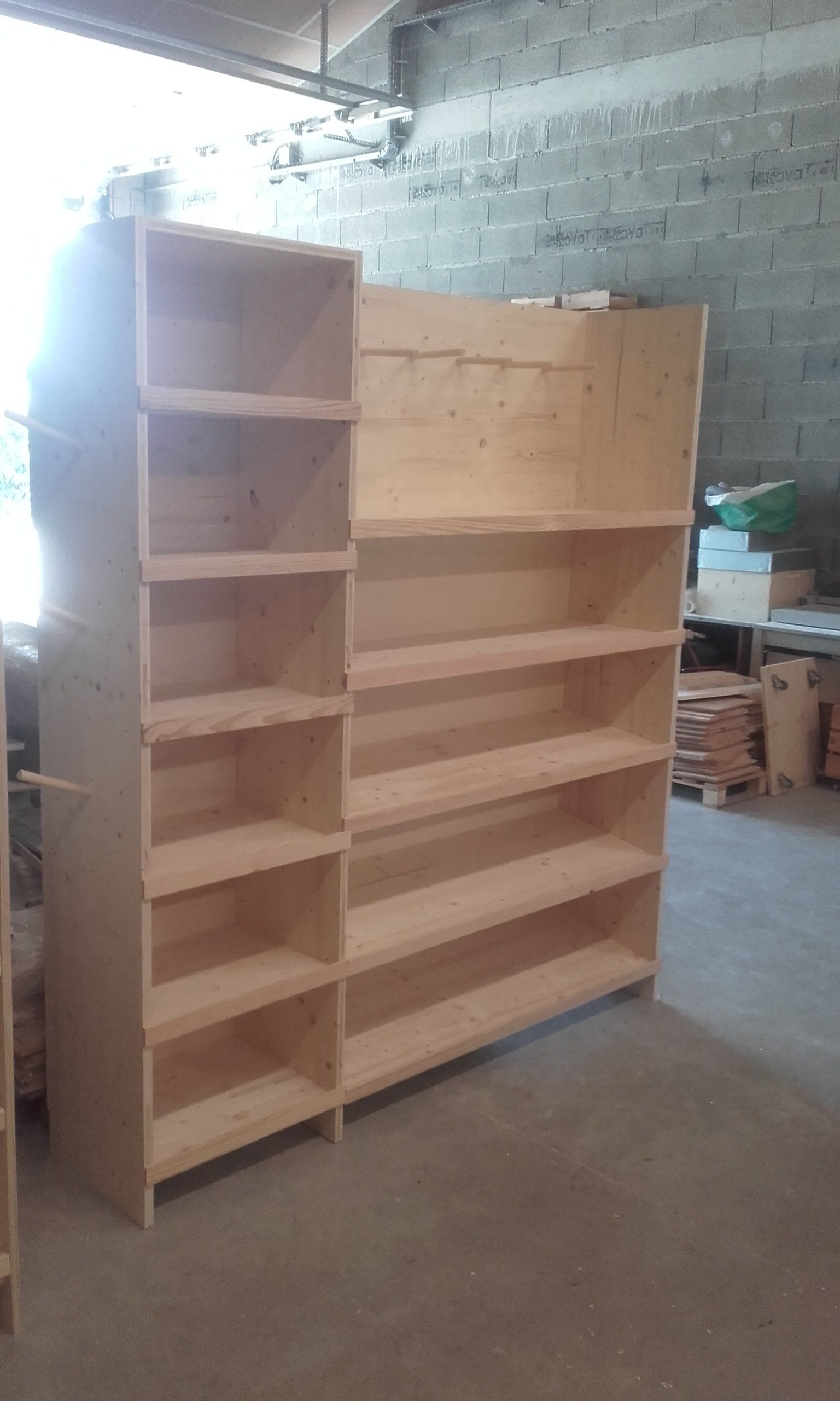 Photo d'un meuble en bois pour l'agencement d'une pièce