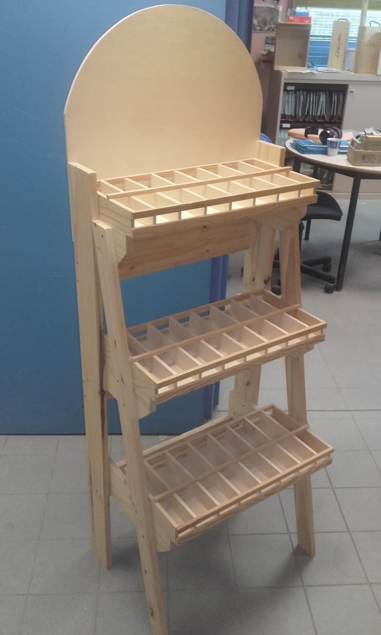 Photo d'un présentoir en bois appelé escalier