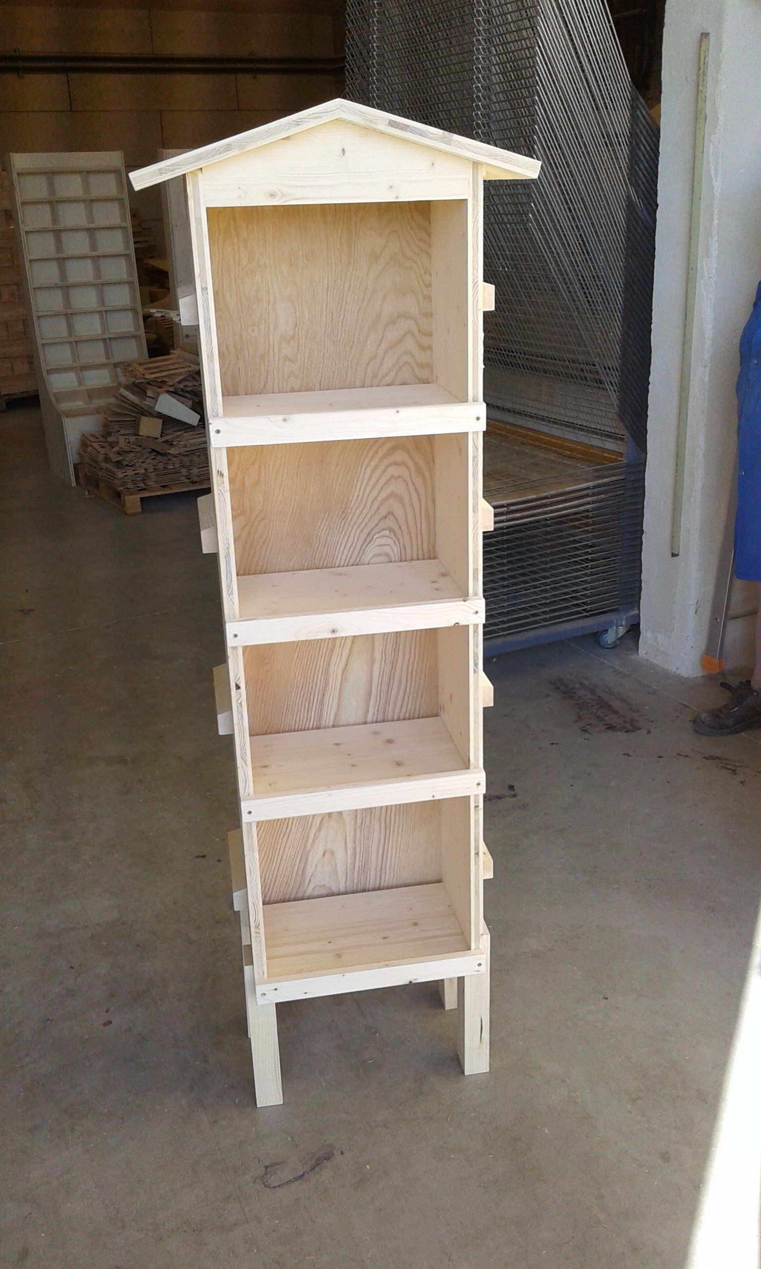 Photo d'un présentoir en bois avec un toit sur le dessus