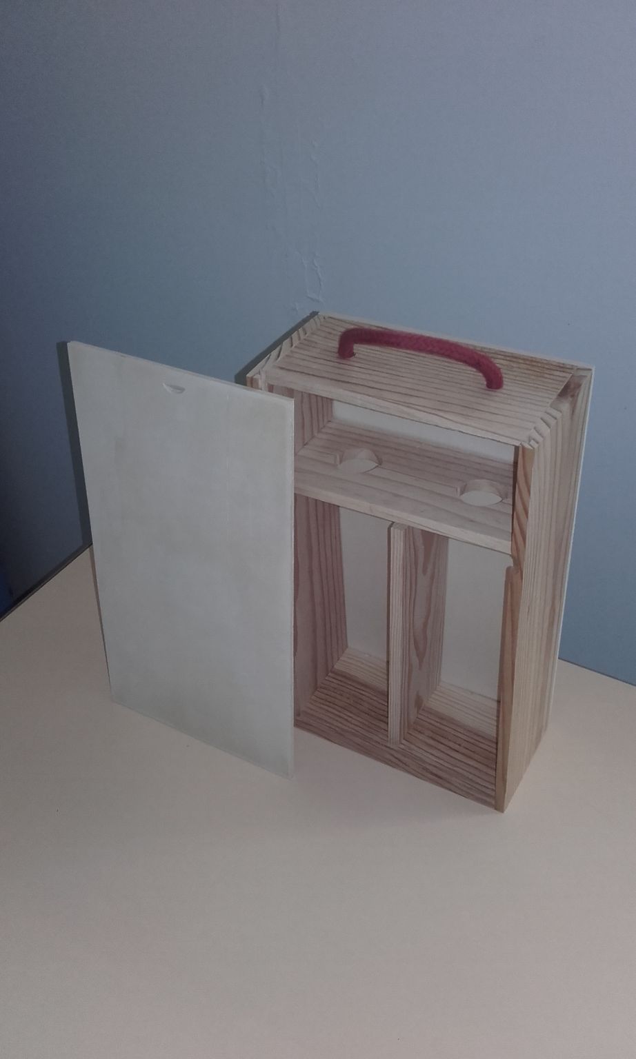 Photo d'un coffret en bois pour le rangement de deux bouteilles