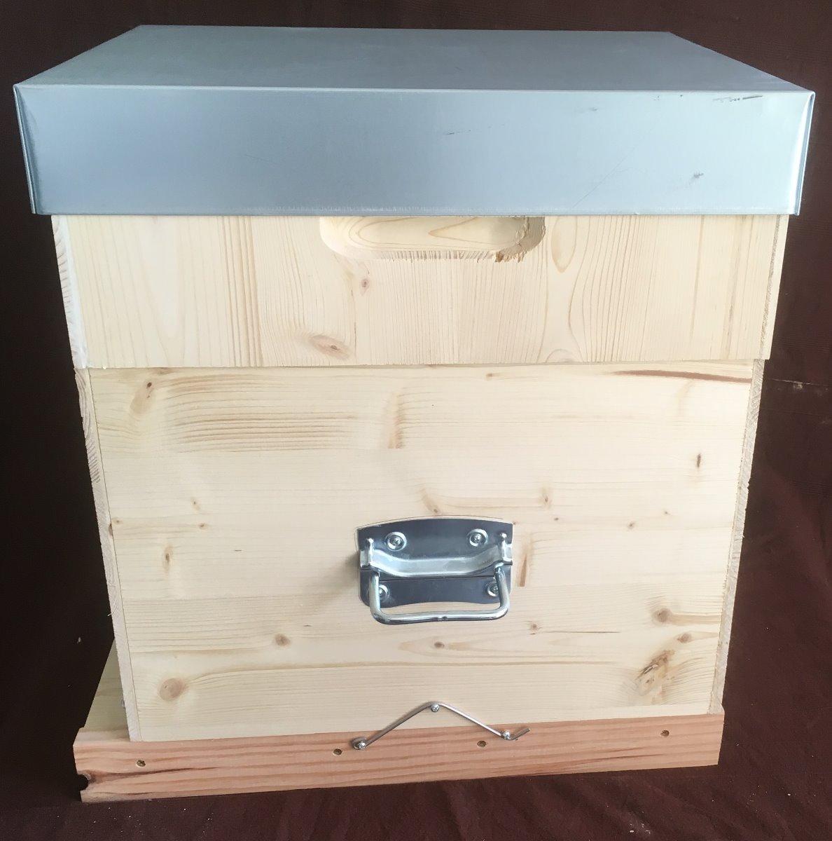 Photo d'une ruche en bois clair