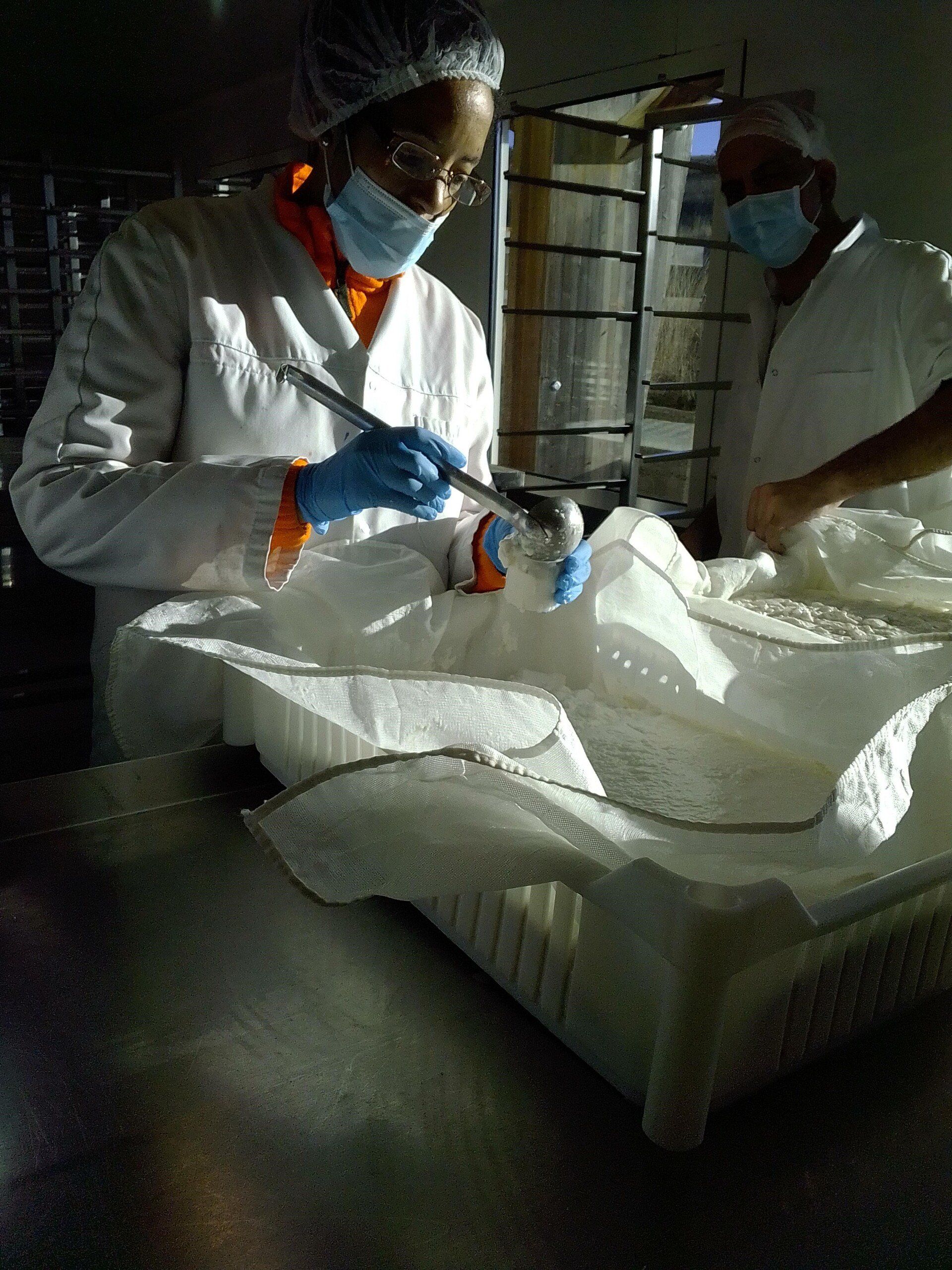 Photo d'une personne en train de remplir un récipient