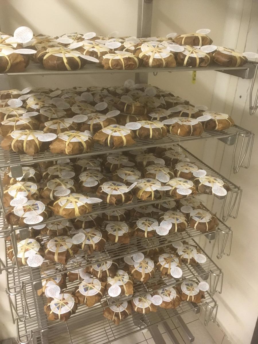 Photo de fromages emballés disposés sur des grilles