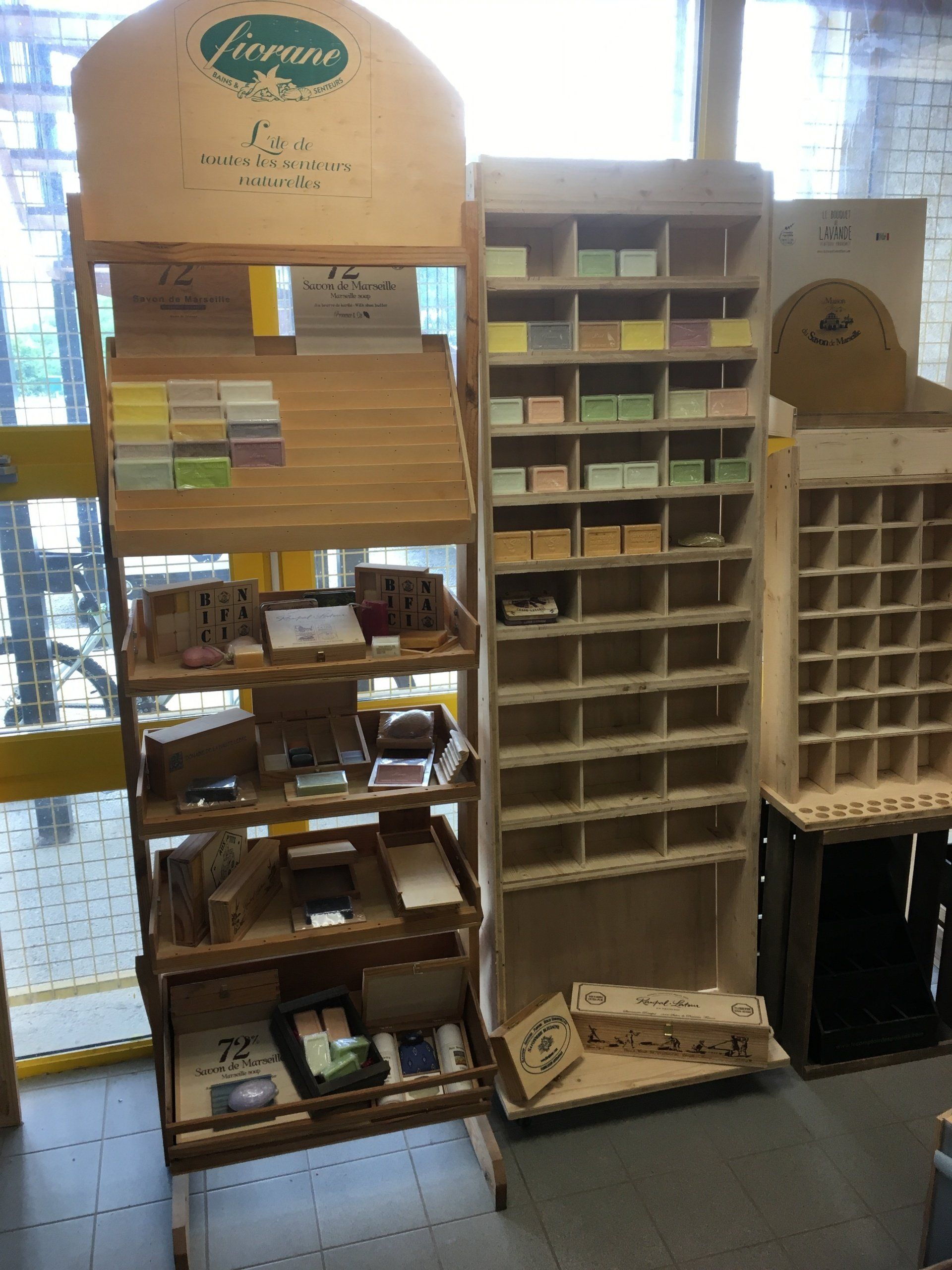 Photo de divers présentoirs en bois