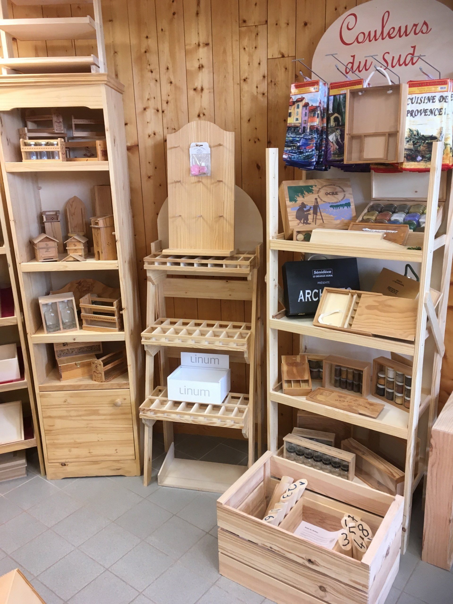 Photo de 3 présentoirs avec des produits rangés dessus