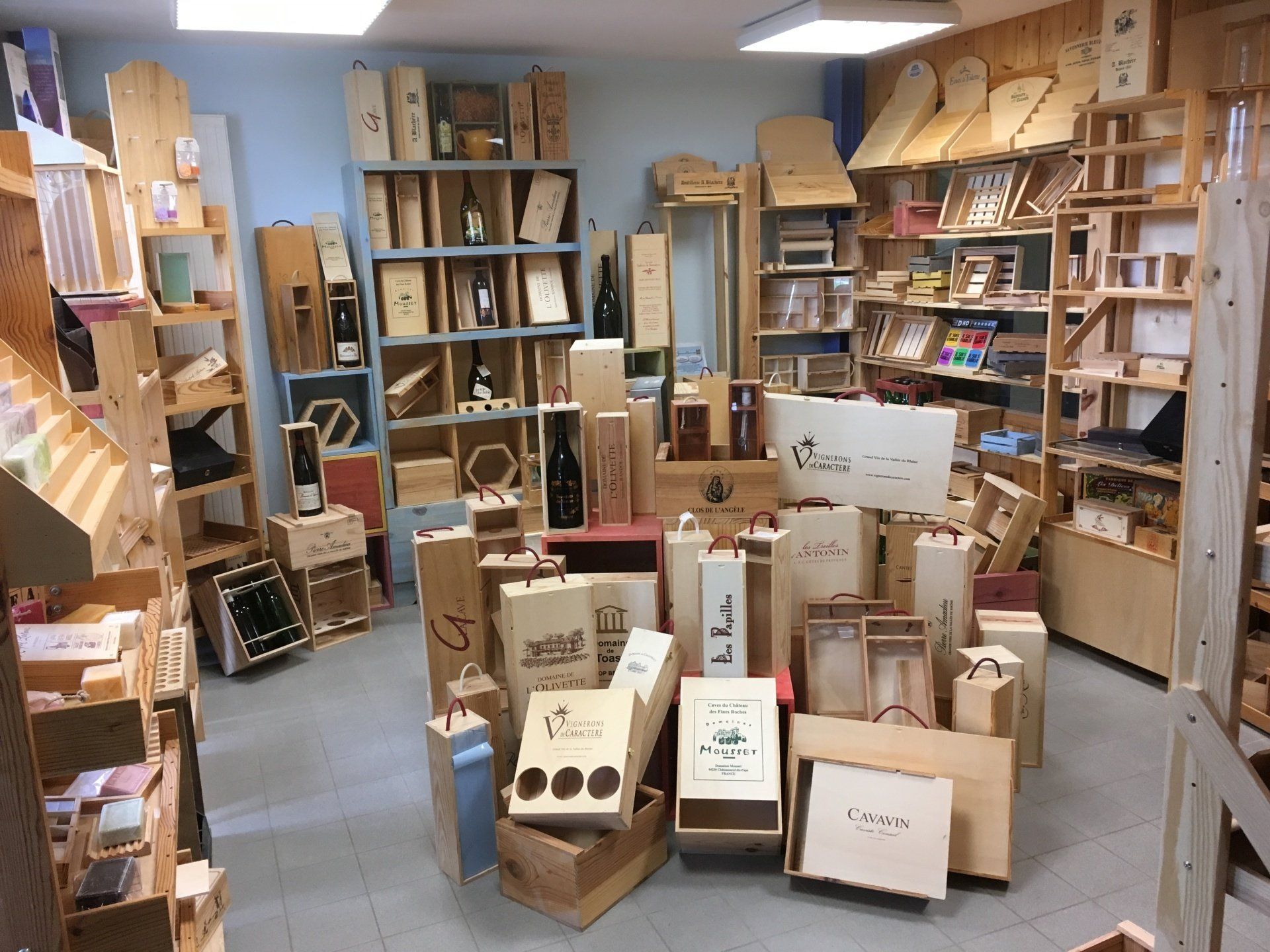 Photos de plusieurs coffrets en bois posés sur le sol