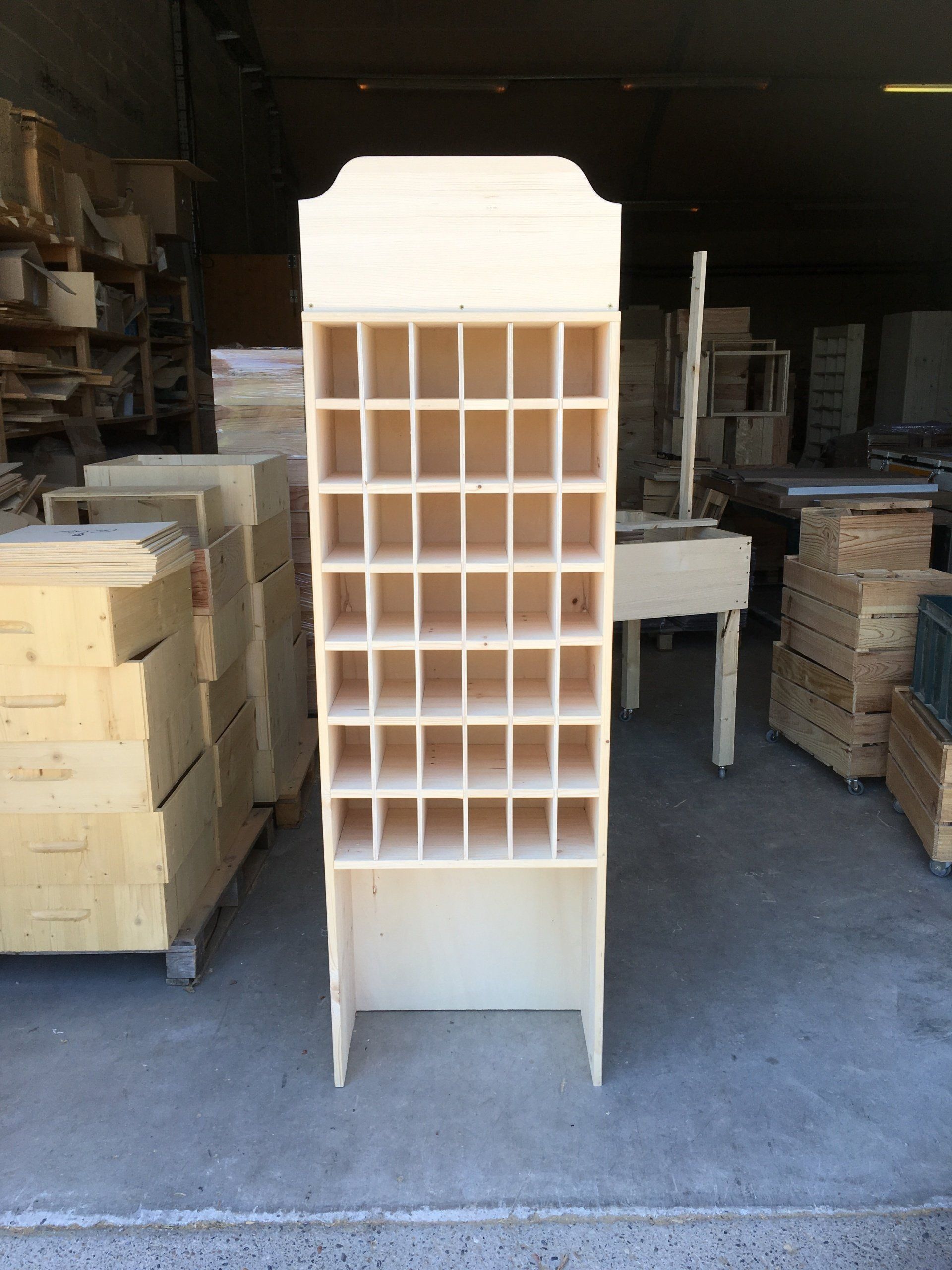 Photo d'un meuble en bois avec des petits casiers