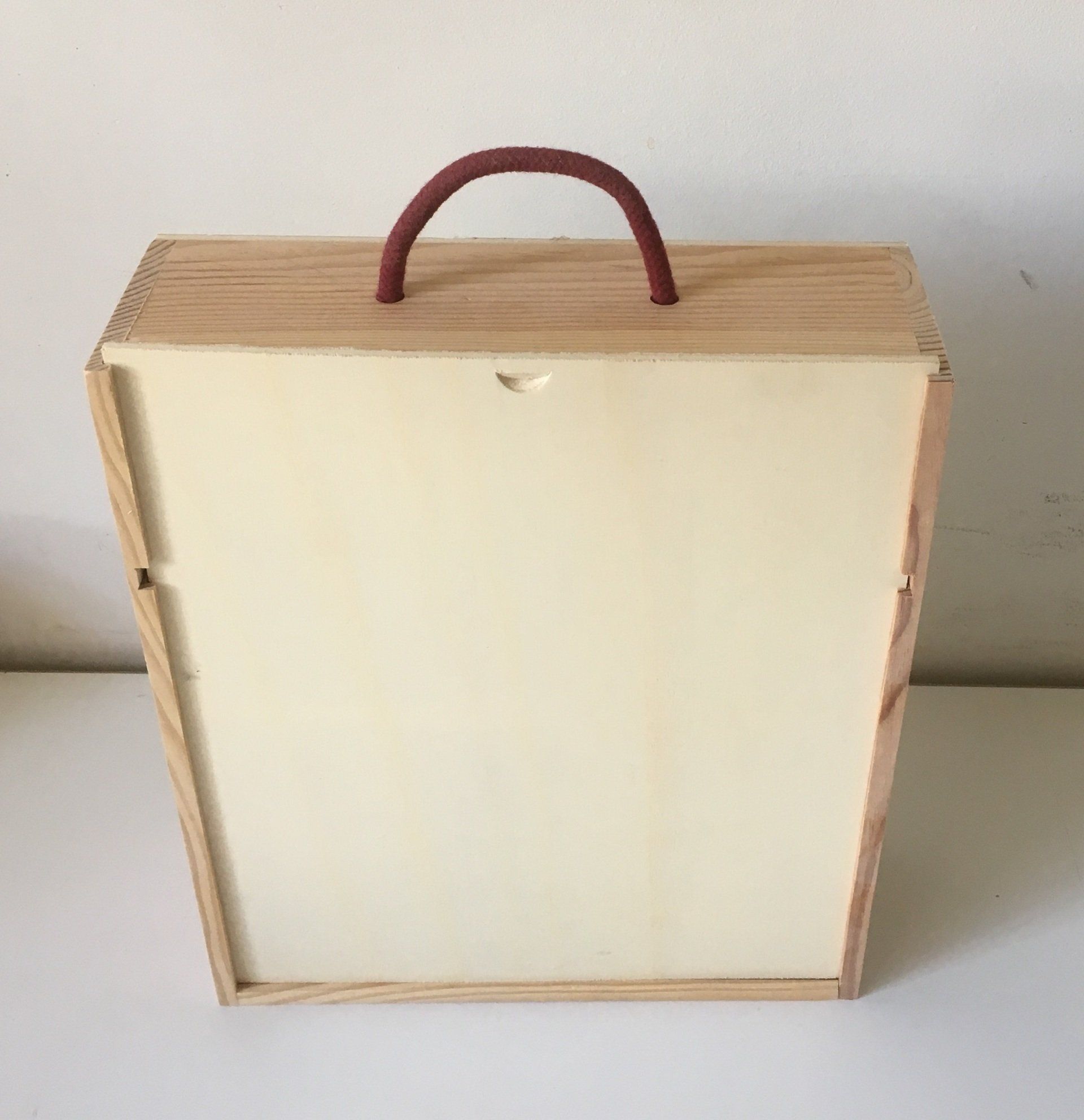 Photo d'un coffret en bois avec une anse