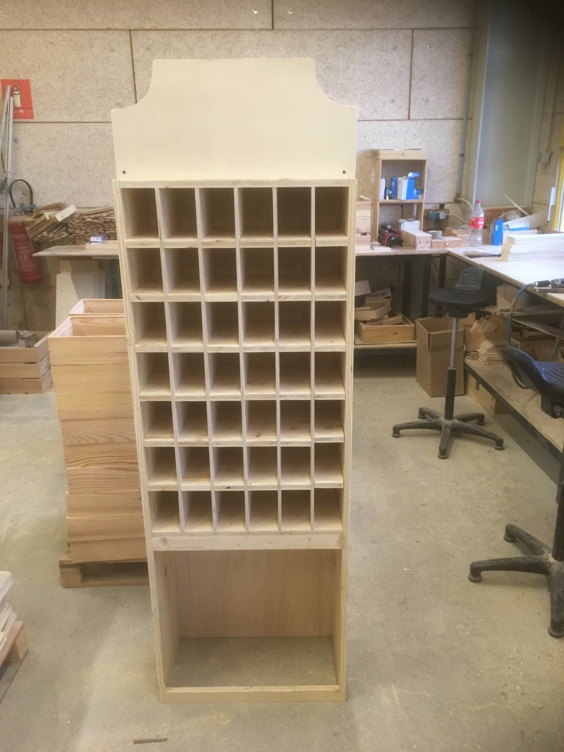 Photo d'un meuble haut avec des casiers