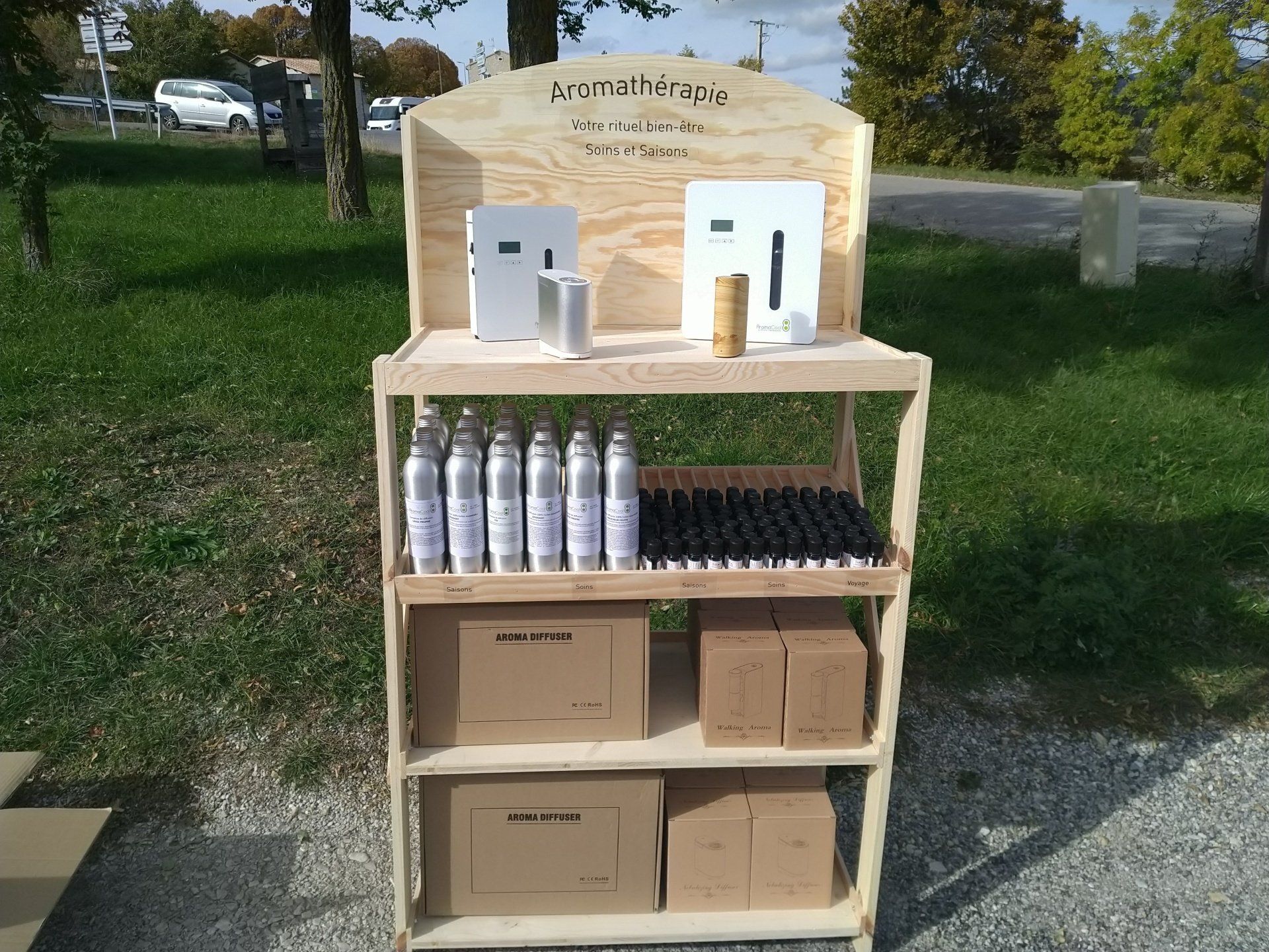 Photo d'un meuble de présentation de produits d'aromathérapie