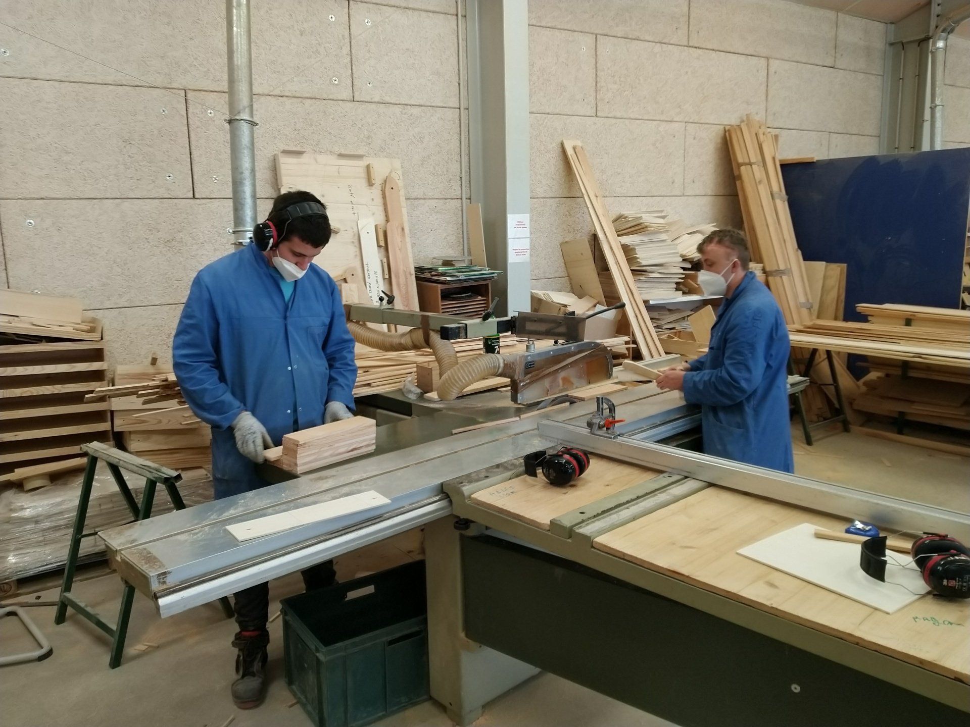 Photo de deux hommes dans un atelier