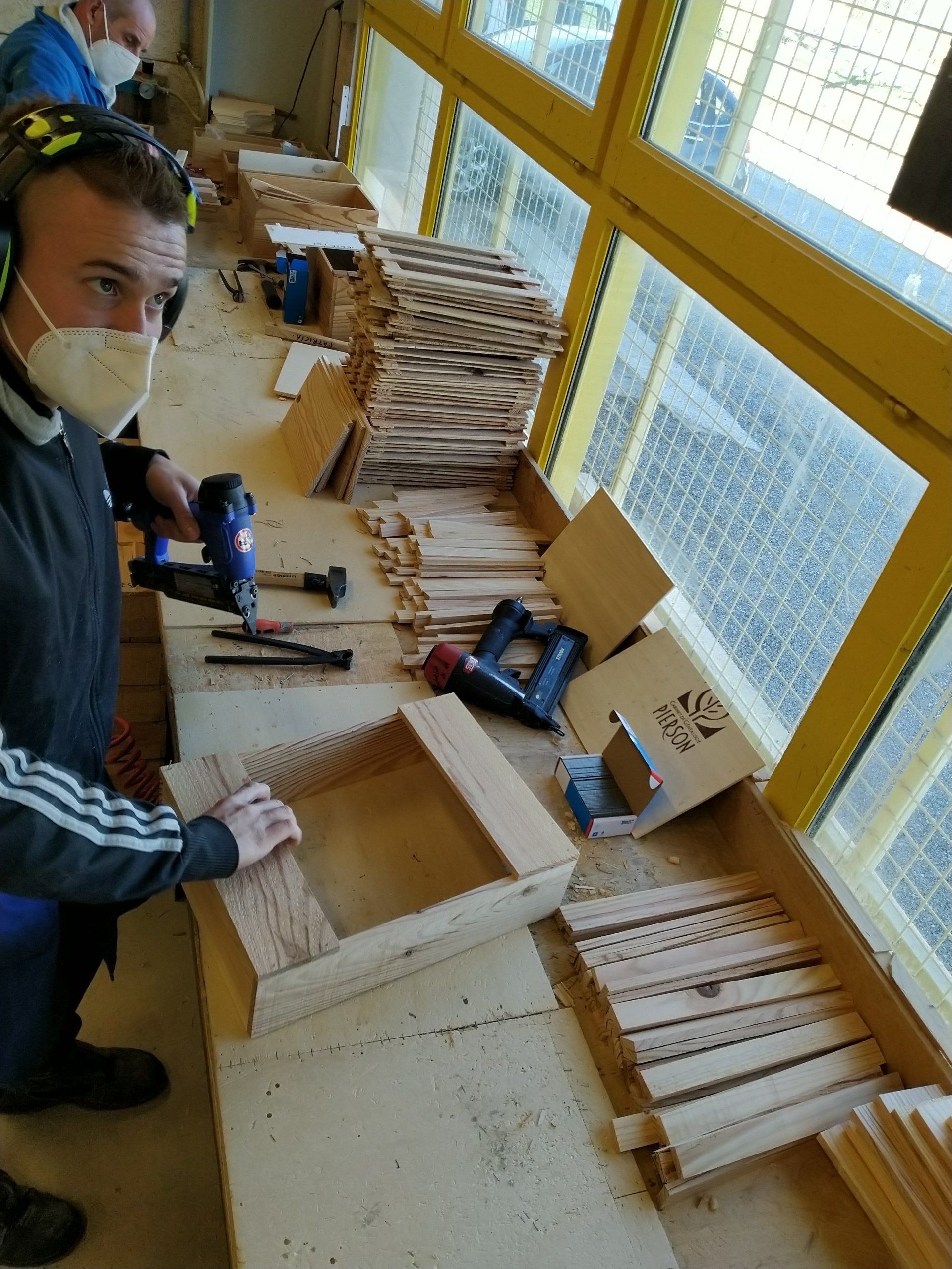 Photo d'un homme en train de travailler sur un coffret en bois