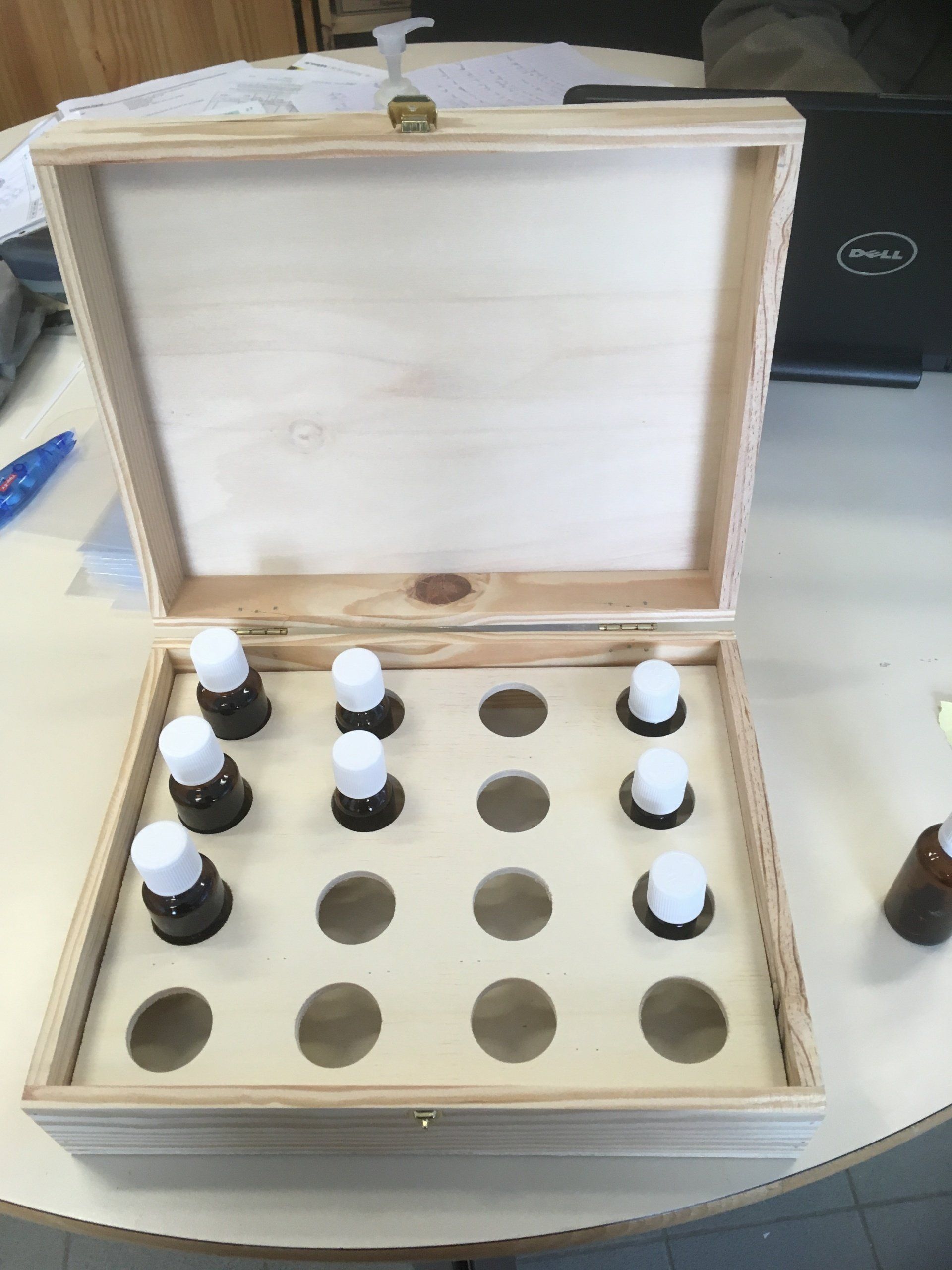 Photo d'un coffret en bois pour le rangement de flacons d'huile essentielle