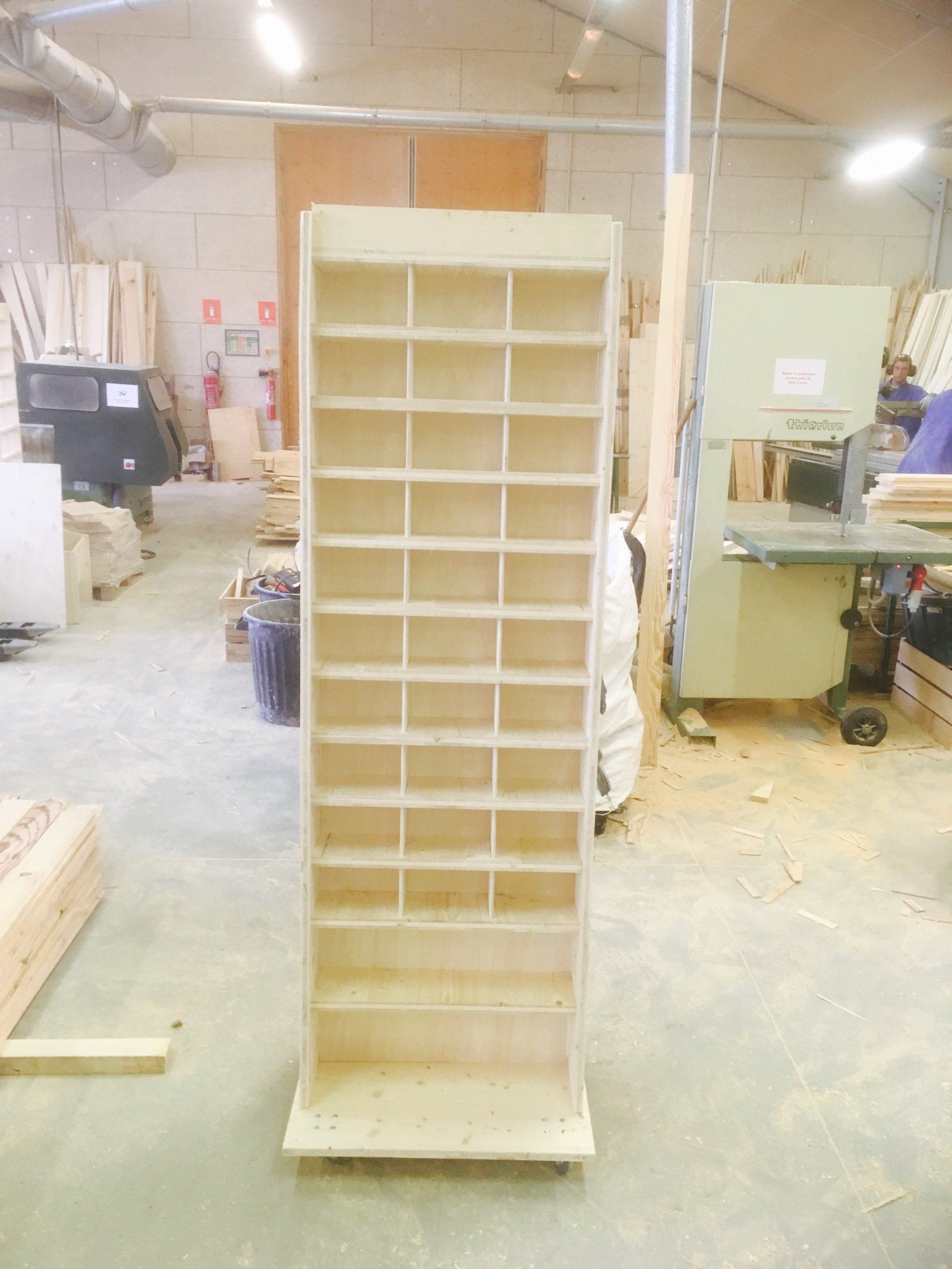 Photo d'un meuble en bois avec des cases