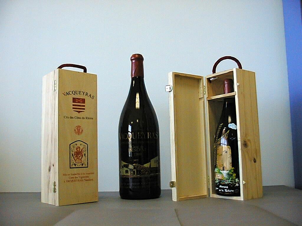 Photo de deux coffrets en bois dont une fermé