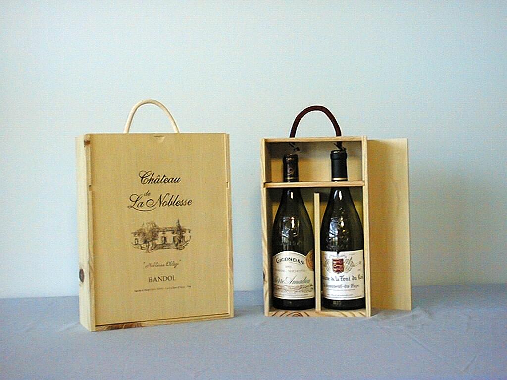Photo d'un coffret avec deux bouteilles de vin