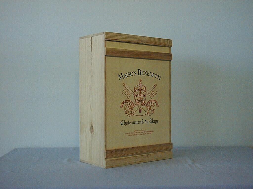 Photo d'un coffret en bois avec un logo dessus