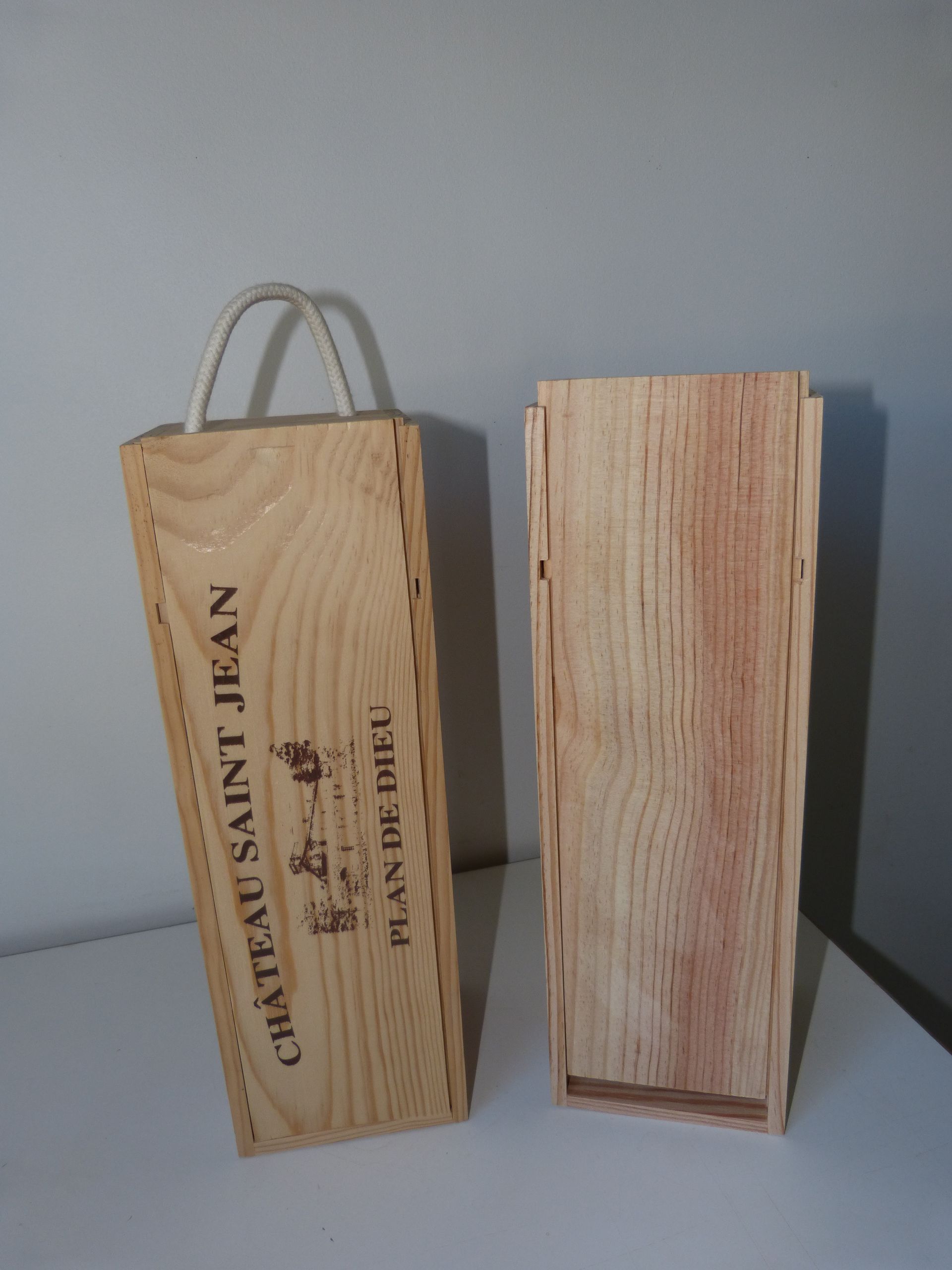Photo d'un coffret en bois avec une sérigraphie fabriqué pour bouteille de vin 