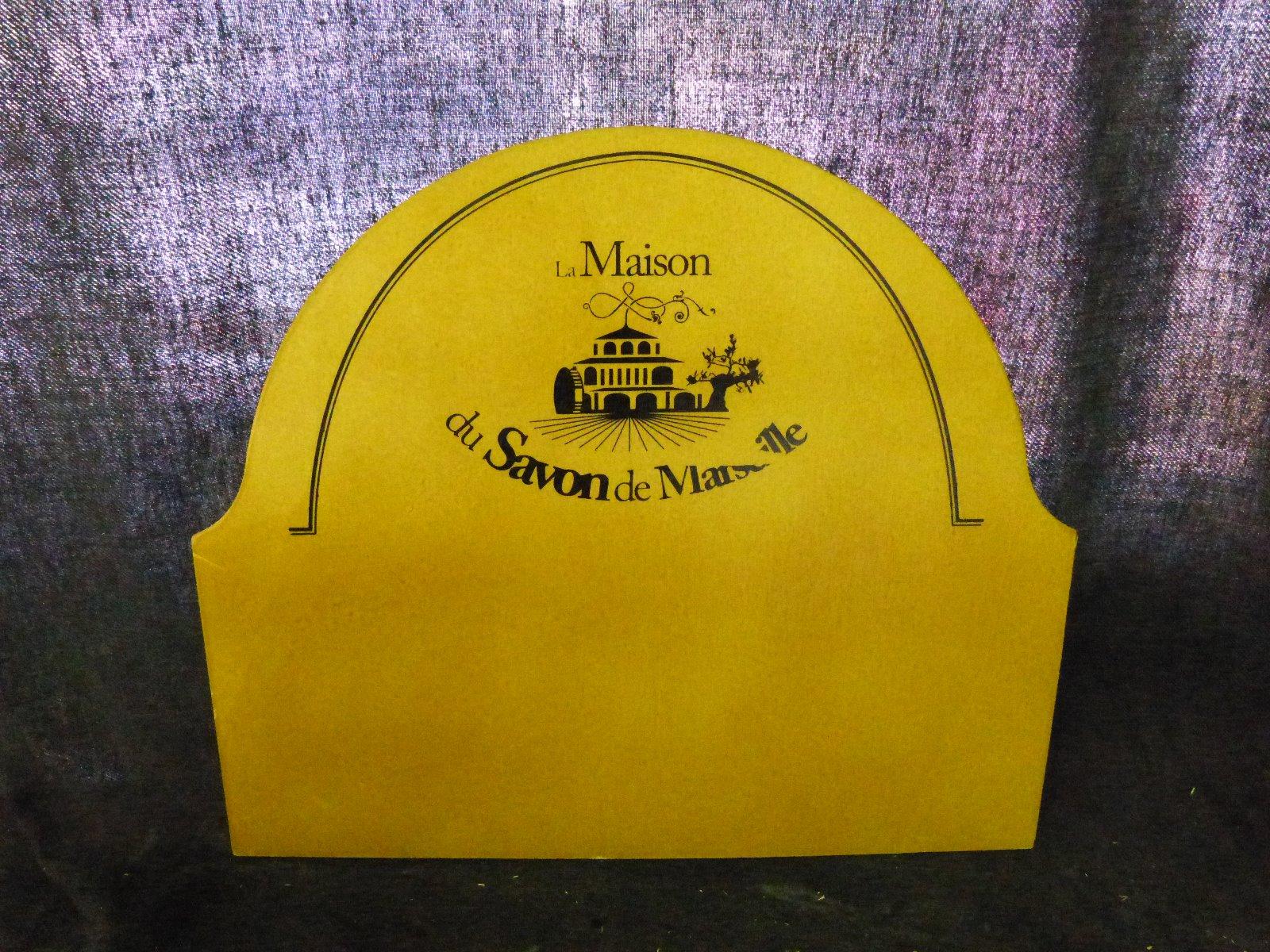 Photo d'une sérigraphie sur un fronton en bois