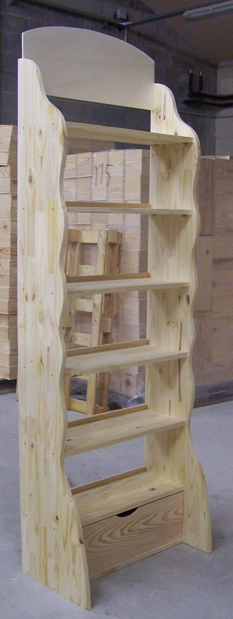 Photo d'un meuble en bois avec 5 étagères et des formes arrondies sur les côtés