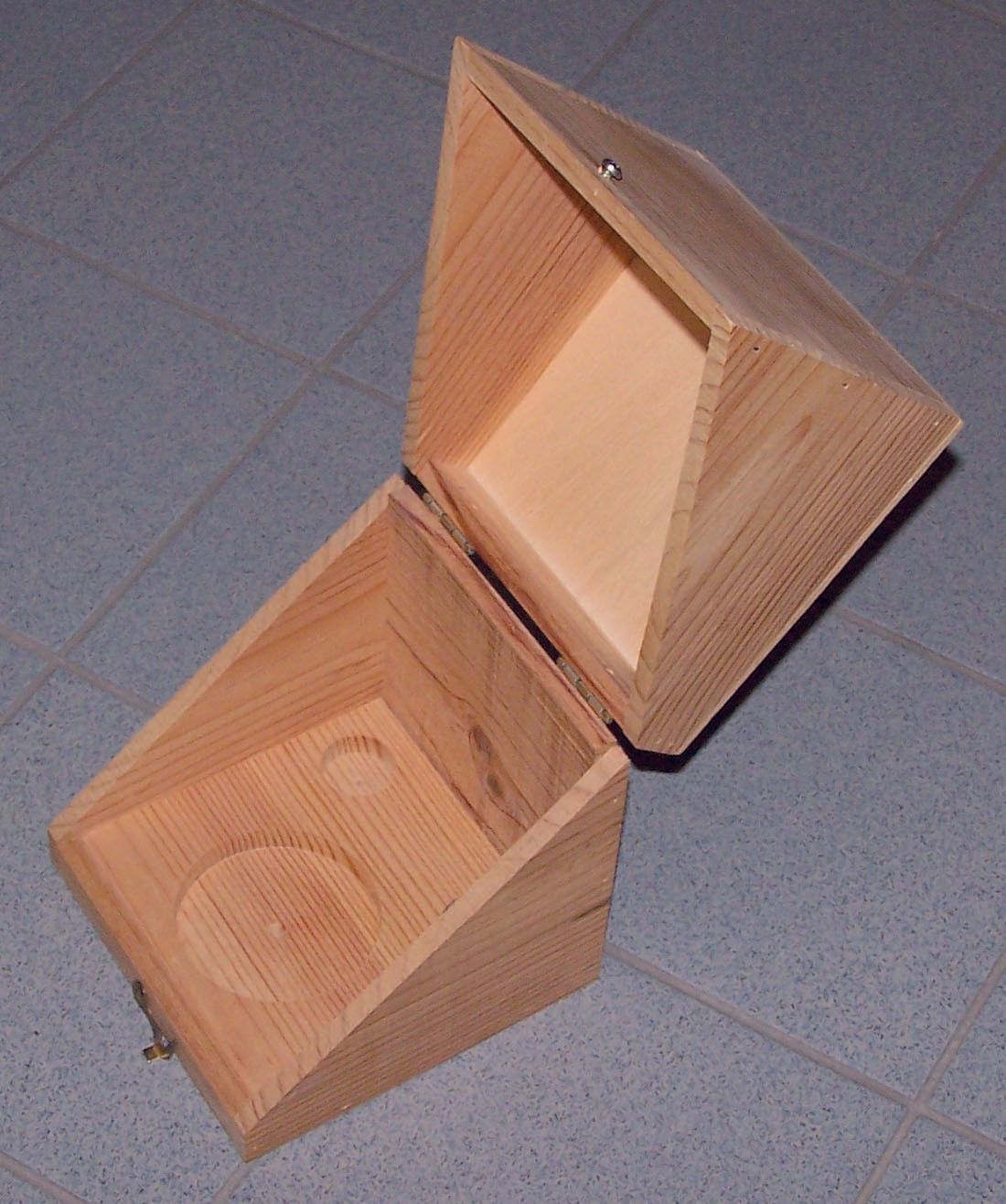 Photo d'un coffret en bois qui s'ouvre dans le sens de la diagonal