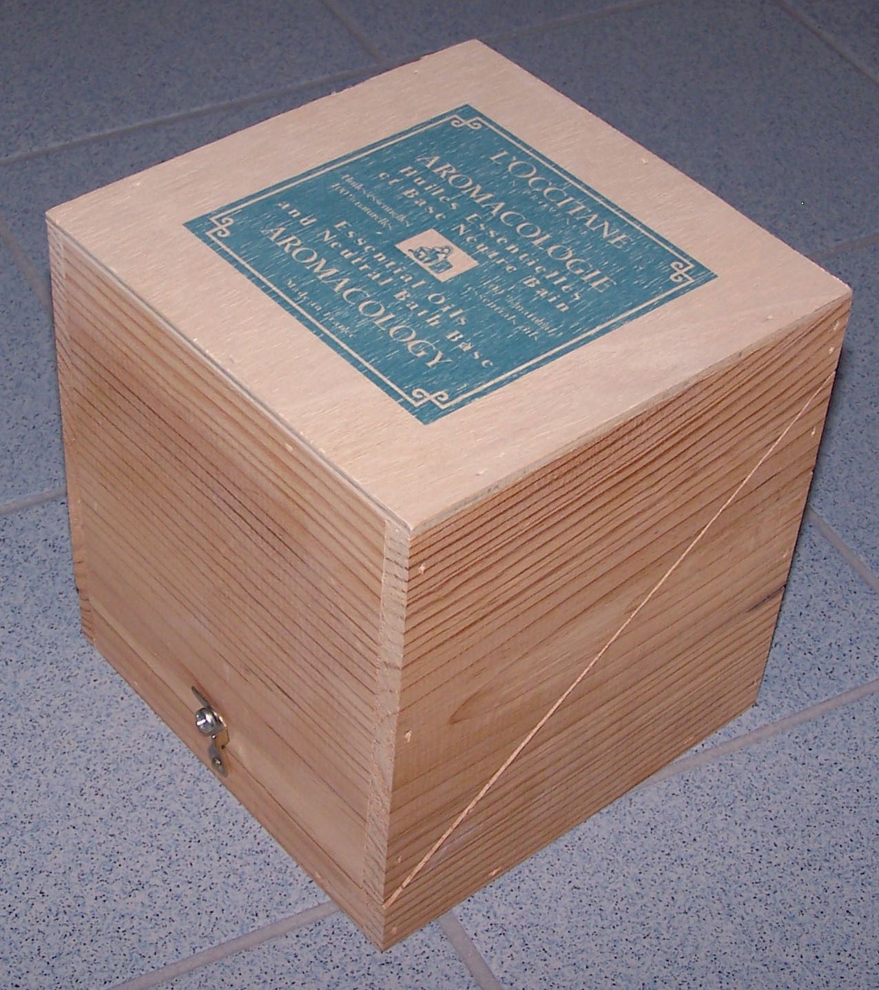 Photo d'un coffret en bois carré