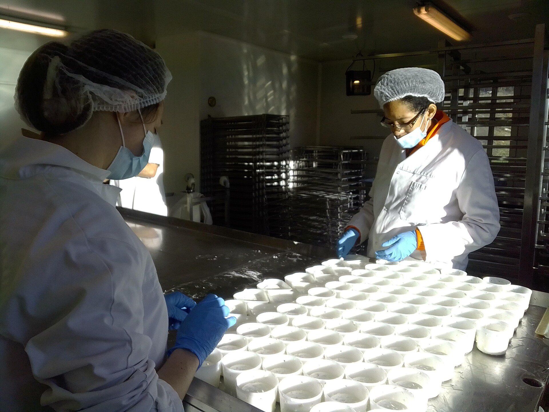 Photo de deux personnes dans la fromagerie