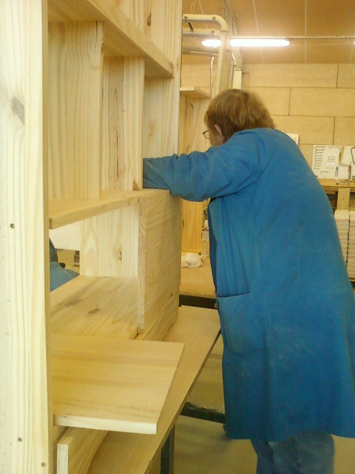 Photo d'une personne en train de travailler sur un meuble en bois