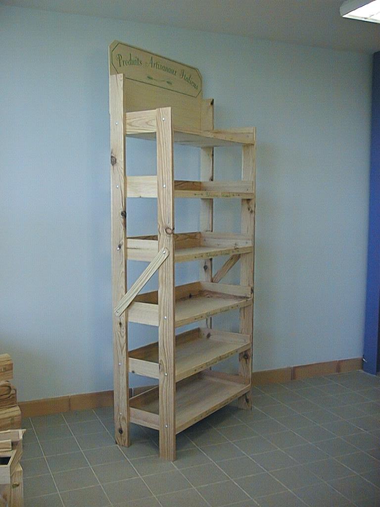 Photo d'un présentoir en bois avec un fronton