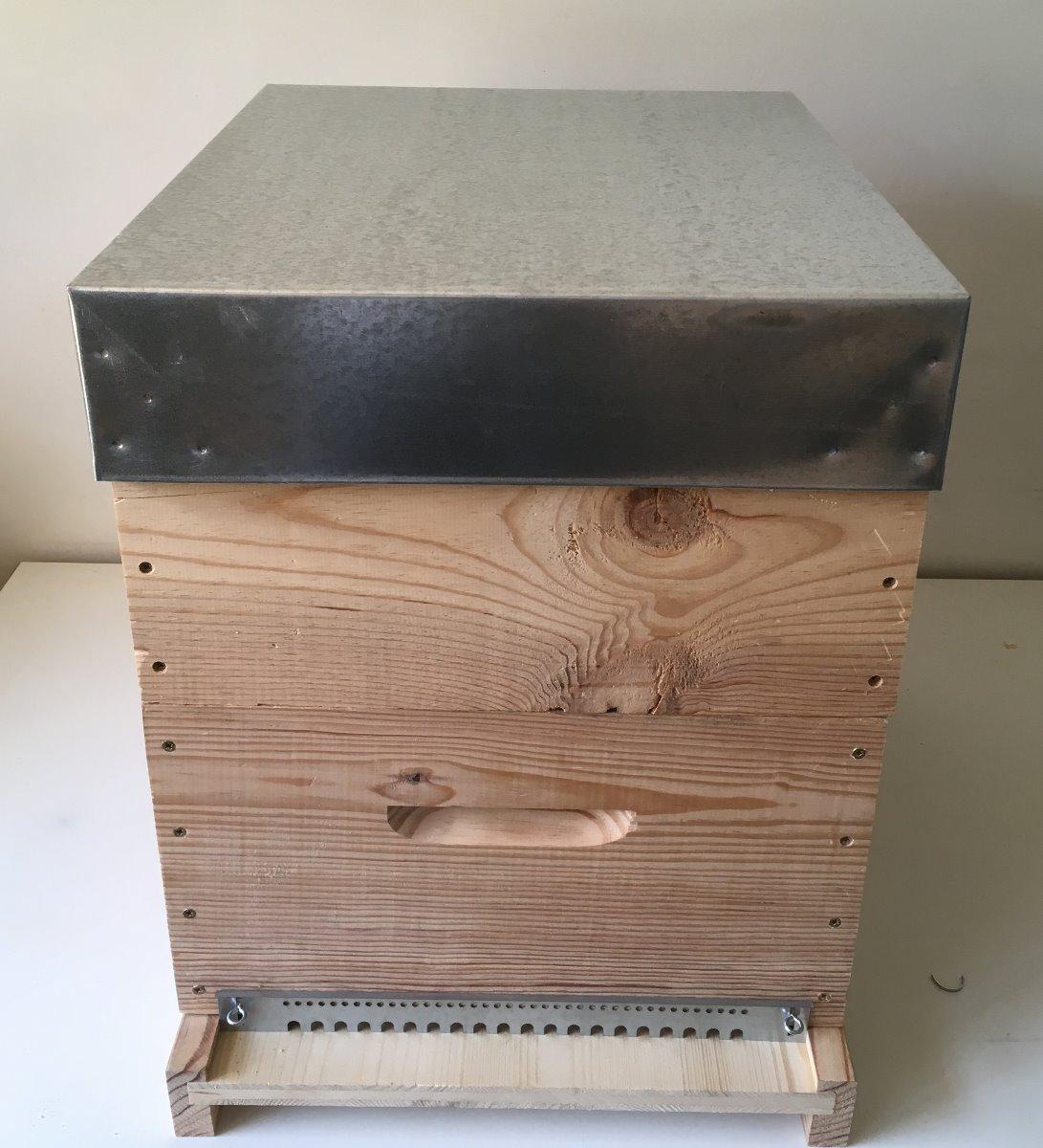 Photo d'une ruche avec le dessus de couleur gris foncé