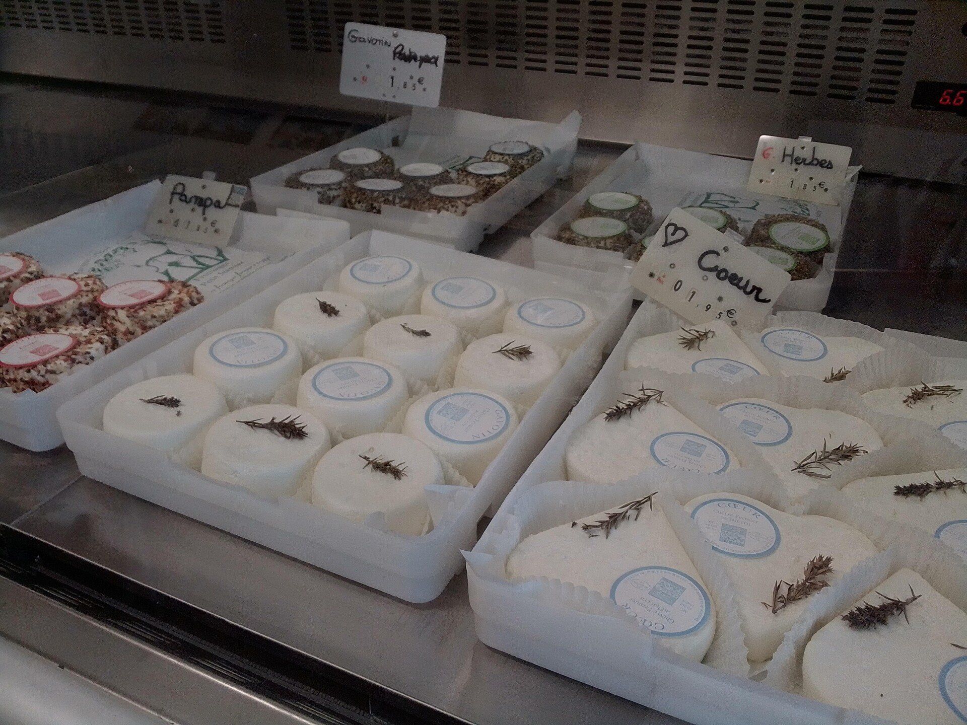 Photo de plusieurs fromages de chèvre