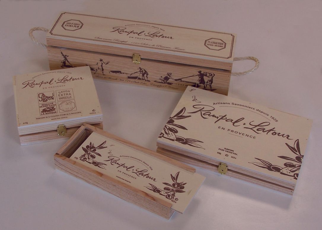 Photo de 4 coffrets en bois coulissants et à charnières