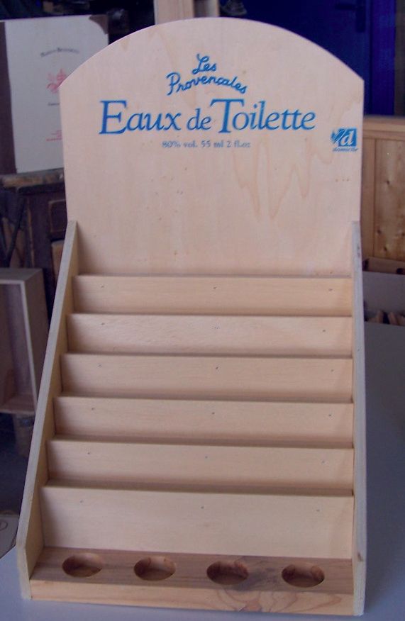 Photo d'un présentatoir en bois pour des eaux de toilette