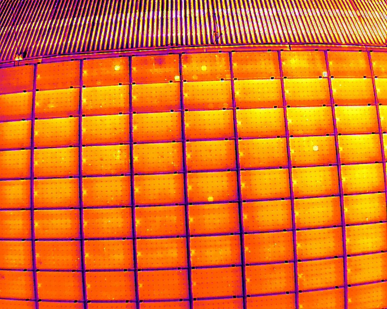 „Thermografie-Inspektion einer Photovoltaikanlage per Drohne – defekte Solarmodule und Hotspots erkennen.“