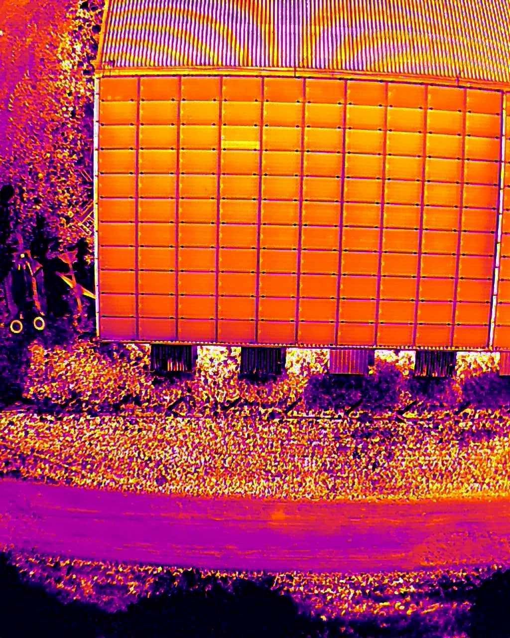 „Drohnen-Thermografie einer Photovoltaik-Dachanlage – präzise Erkennung von Schäden und Leistungsverlusten.“