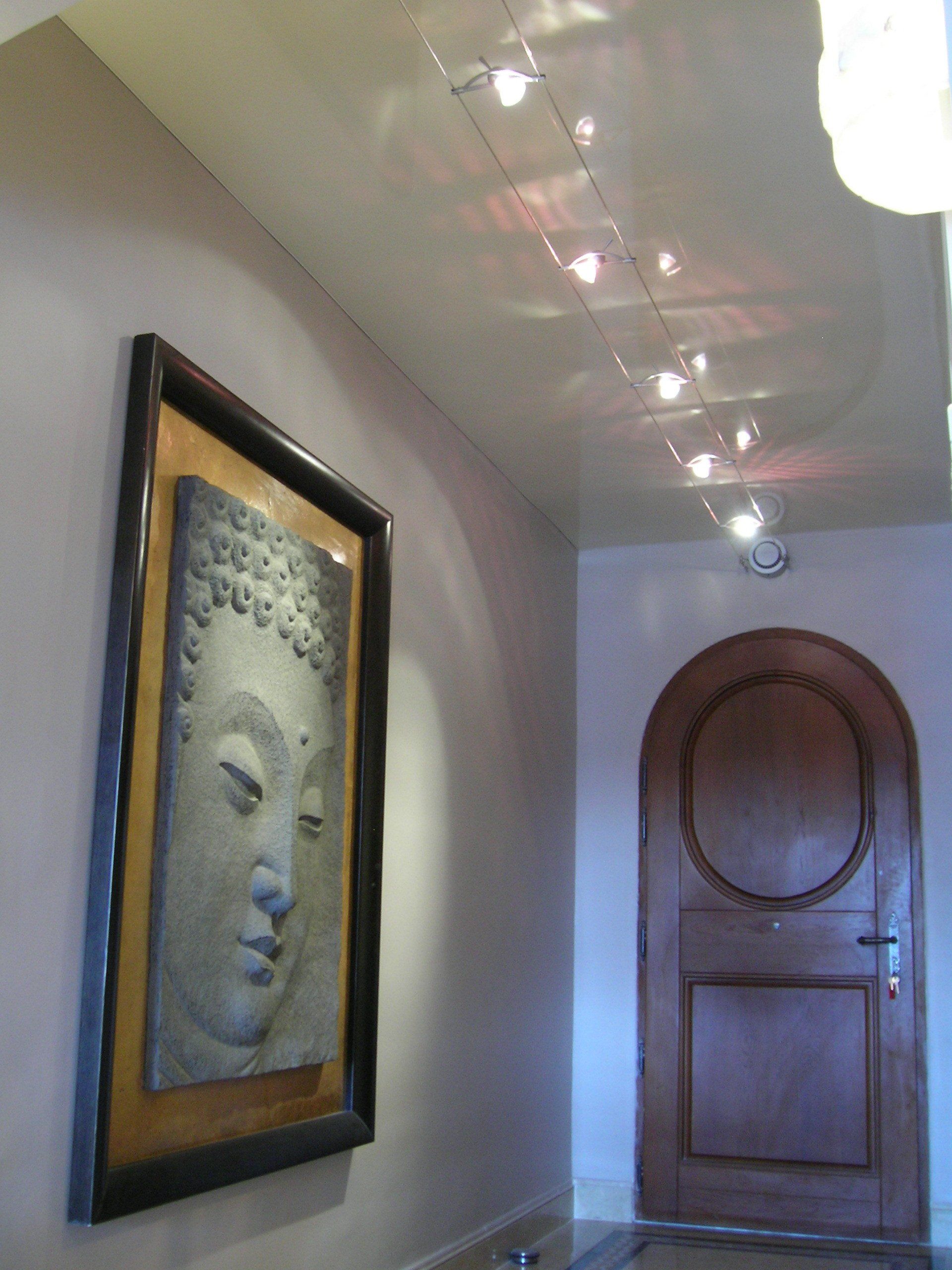 Couloir lumineux en plafond tendu