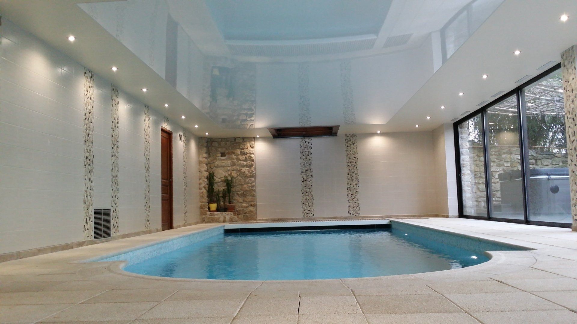 Plafond tendu piscine intérieure