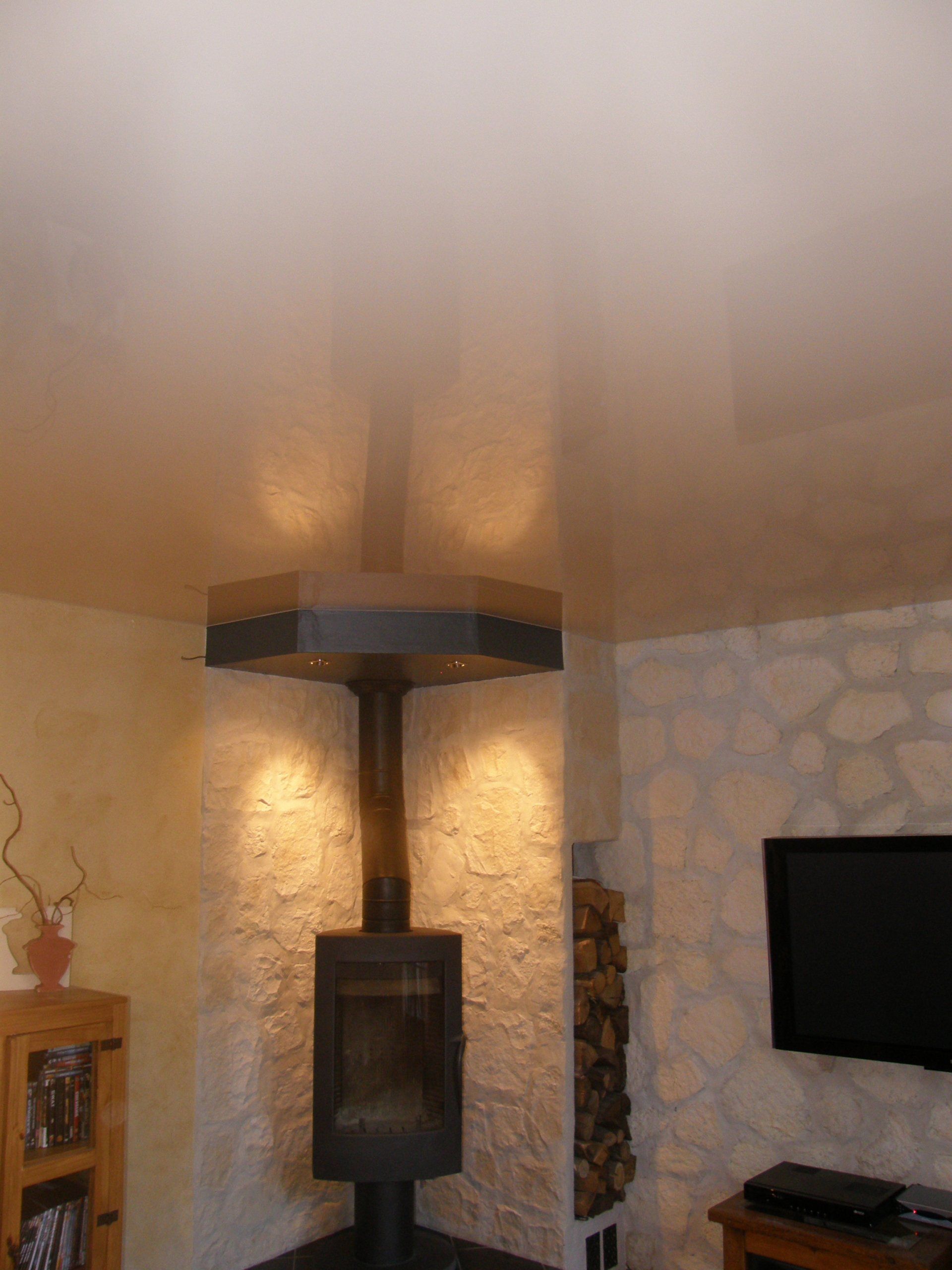 Le plafond tendu s'adapte aux poêles