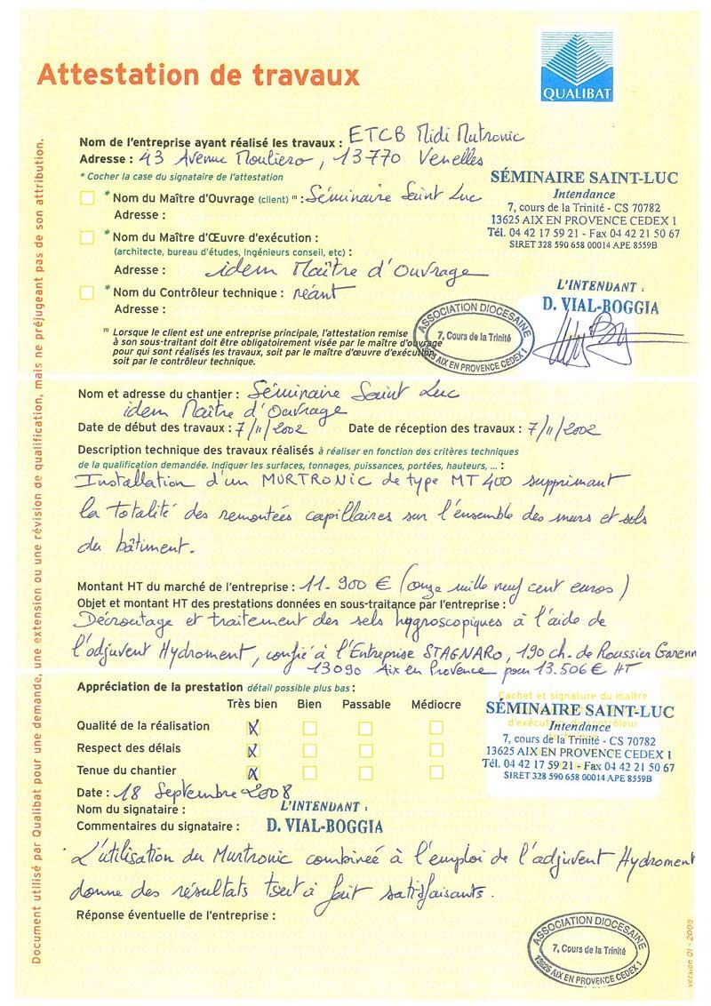 Formulaire de certificat de travail français avec inscriptions manuscrites, cachets et signatures sur une page jaune