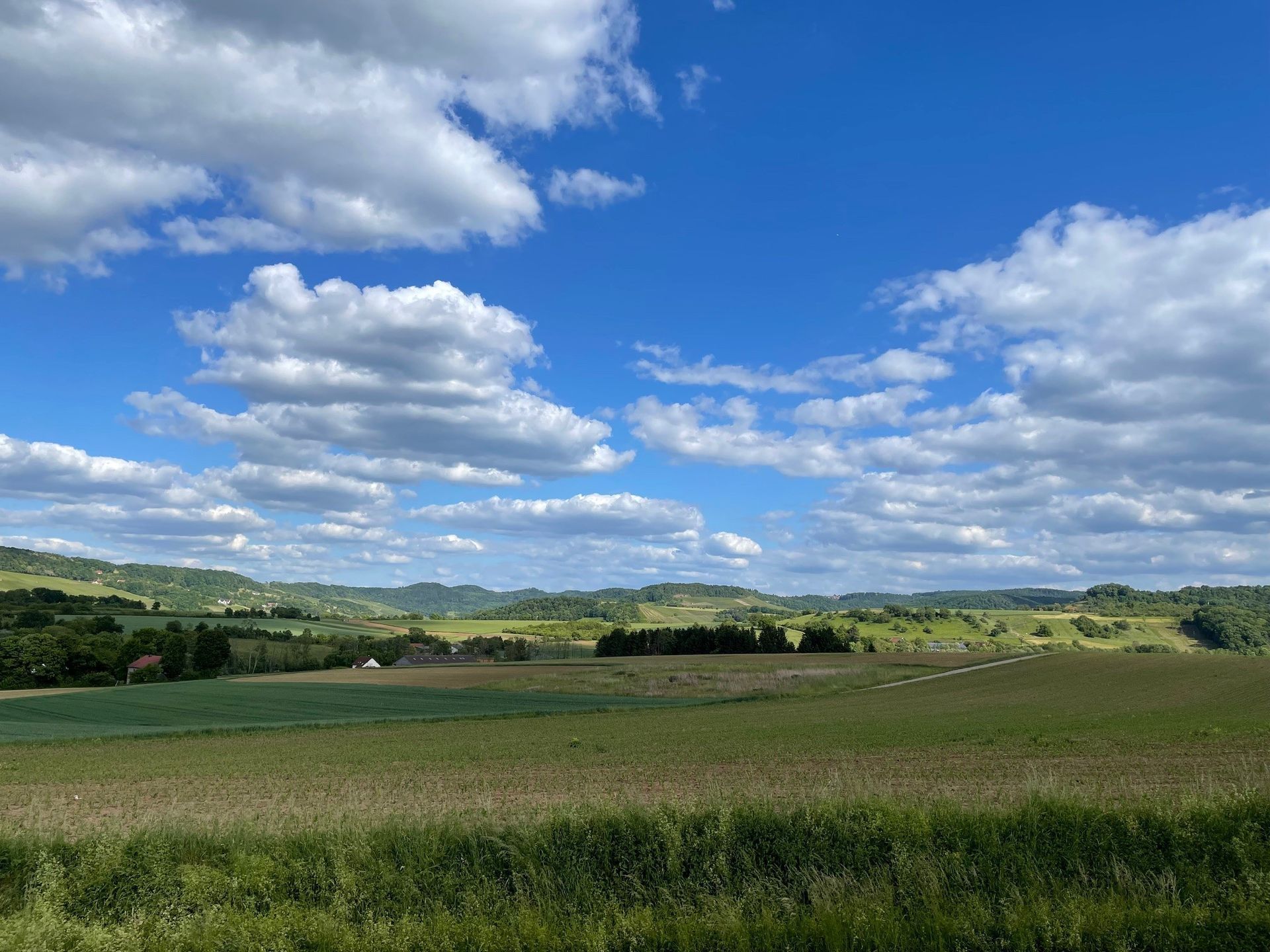Landschaftsbild vom Brettachtal mit blauem Himmel und Wolken