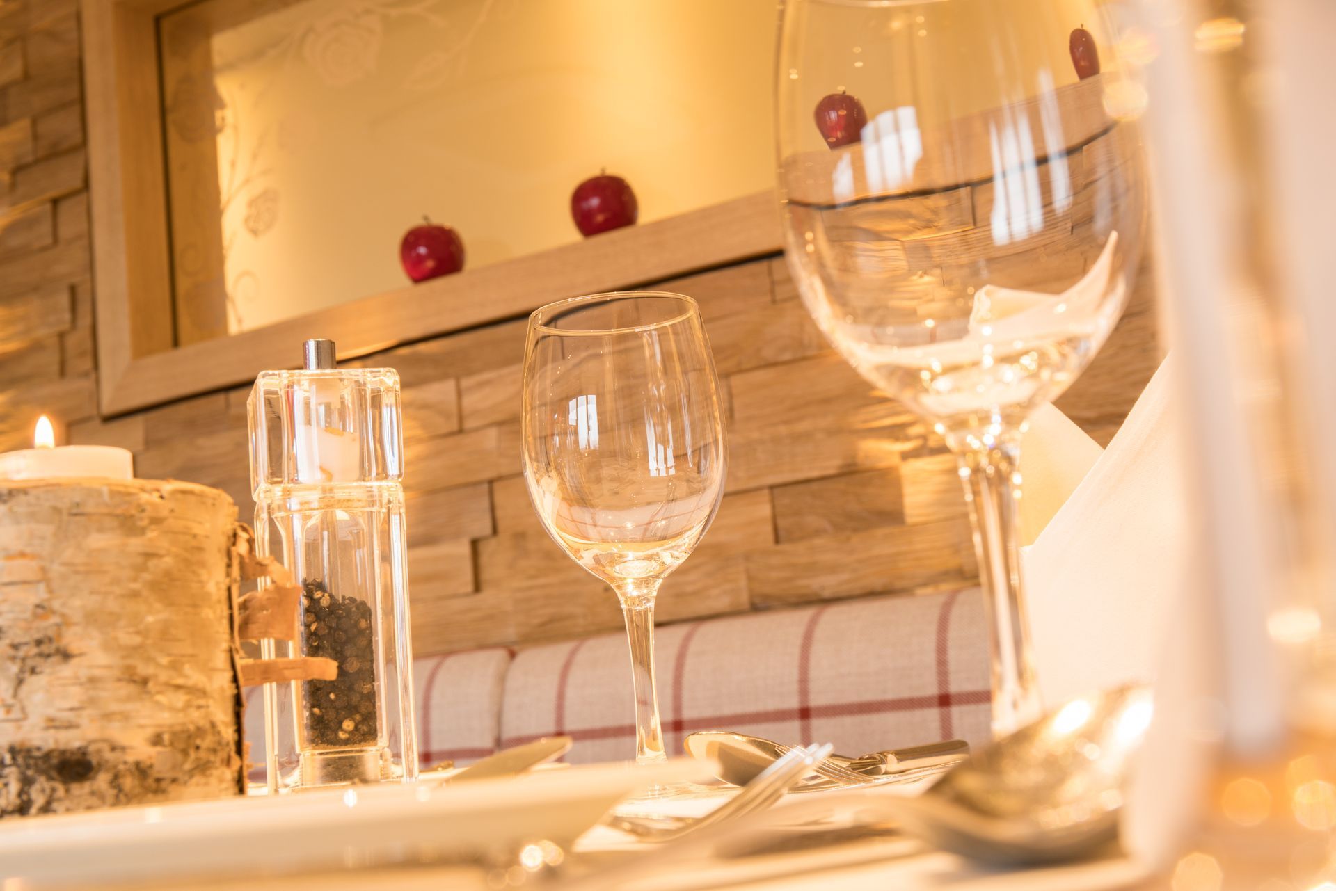 Zwei Weingläser stehen auf einem Tisch in einem Restaurant.